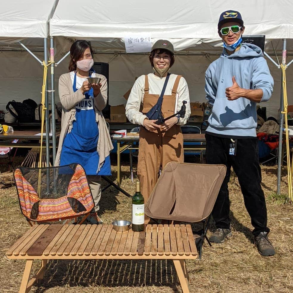 山下晃和さんのインスタグラム写真 - (山下晃和Instagram)「【BIKE&CAMP】あっという間に1週間が経ちました  BIKE&CAMPは僕が憧れている人（ゲスト、出展社、来場者の皆様）たちが一同に揃うから時間が足りなくて、ご飯食べるよりも優先して「逢う」ことに集中していまして、  今年は新型コロナウィルス感染拡大により、人に逢うことの貴重さを改めて感じました  話は変わりますが、イベント中にこのルコックのサイクルパンツを履いていたのですが、パッド付なのにパッドの違和感が見た目も履き心地にも影響しないのは素晴らしい。（ジッパーでパッドが取れるギミックも◎）結局自転車に乗る時間すら無かったけれど  色々な人が逢いに来てくれて、同じ時間を共有できたこと、本当にかけがえのない時間だったなぁと。  来年もやるかはまだ悩み中 やると色々と時間を取られるんだよなぁ。本業のほうに影響するんだよなぁ。  でも、みんなにも会いたいしなぁ…  #bikeandcamp #bikepacking  #自転車キャンプツーリング #旅 #旅サイクリストの集い #キャンプツーリング #自転車 #バイクアンドキャンプ #バイクアンドキャンプってる #camptouring #KEENAMBSSADOR #keenjapan #lecoqsportif #ルコックスポルティフ #CAMP #JAPAN #小径車 #フォールディングバイク #グラベルロード #グラベルバイク #アドベンチャーバイク #NPO法人海外に子供用車椅子を送る会 #チャリティ #参加型チャリティ #自転車イベントではなくて #アウトドアイベントでもなく #旅イベントです #旅フェス #ブラックダイアモンドのテントかっけー #おまめちゃんしずちゃんクラゲちゃん」11月8日 8時10分 - travel_akikazoo