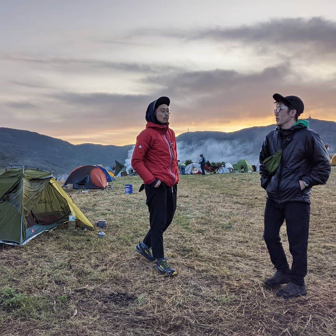 山下晃和さんのインスタグラム写真 - (山下晃和Instagram)「【BIKE&CAMP】あっという間に1週間が経ちました  BIKE&CAMPは僕が憧れている人（ゲスト、出展社、来場者の皆様）たちが一同に揃うから時間が足りなくて、ご飯食べるよりも優先して「逢う」ことに集中していまして、  今年は新型コロナウィルス感染拡大により、人に逢うことの貴重さを改めて感じました  話は変わりますが、イベント中にこのルコックのサイクルパンツを履いていたのですが、パッド付なのにパッドの違和感が見た目も履き心地にも影響しないのは素晴らしい。（ジッパーでパッドが取れるギミックも◎）結局自転車に乗る時間すら無かったけれど  色々な人が逢いに来てくれて、同じ時間を共有できたこと、本当にかけがえのない時間だったなぁと。  来年もやるかはまだ悩み中 やると色々と時間を取られるんだよなぁ。本業のほうに影響するんだよなぁ。  でも、みんなにも会いたいしなぁ…  #bikeandcamp #bikepacking  #自転車キャンプツーリング #旅 #旅サイクリストの集い #キャンプツーリング #自転車 #バイクアンドキャンプ #バイクアンドキャンプってる #camptouring #KEENAMBSSADOR #keenjapan #lecoqsportif #ルコックスポルティフ #CAMP #JAPAN #小径車 #フォールディングバイク #グラベルロード #グラベルバイク #アドベンチャーバイク #NPO法人海外に子供用車椅子を送る会 #チャリティ #参加型チャリティ #自転車イベントではなくて #アウトドアイベントでもなく #旅イベントです #旅フェス #ブラックダイアモンドのテントかっけー #おまめちゃんしずちゃんクラゲちゃん」11月8日 8時10分 - travel_akikazoo
