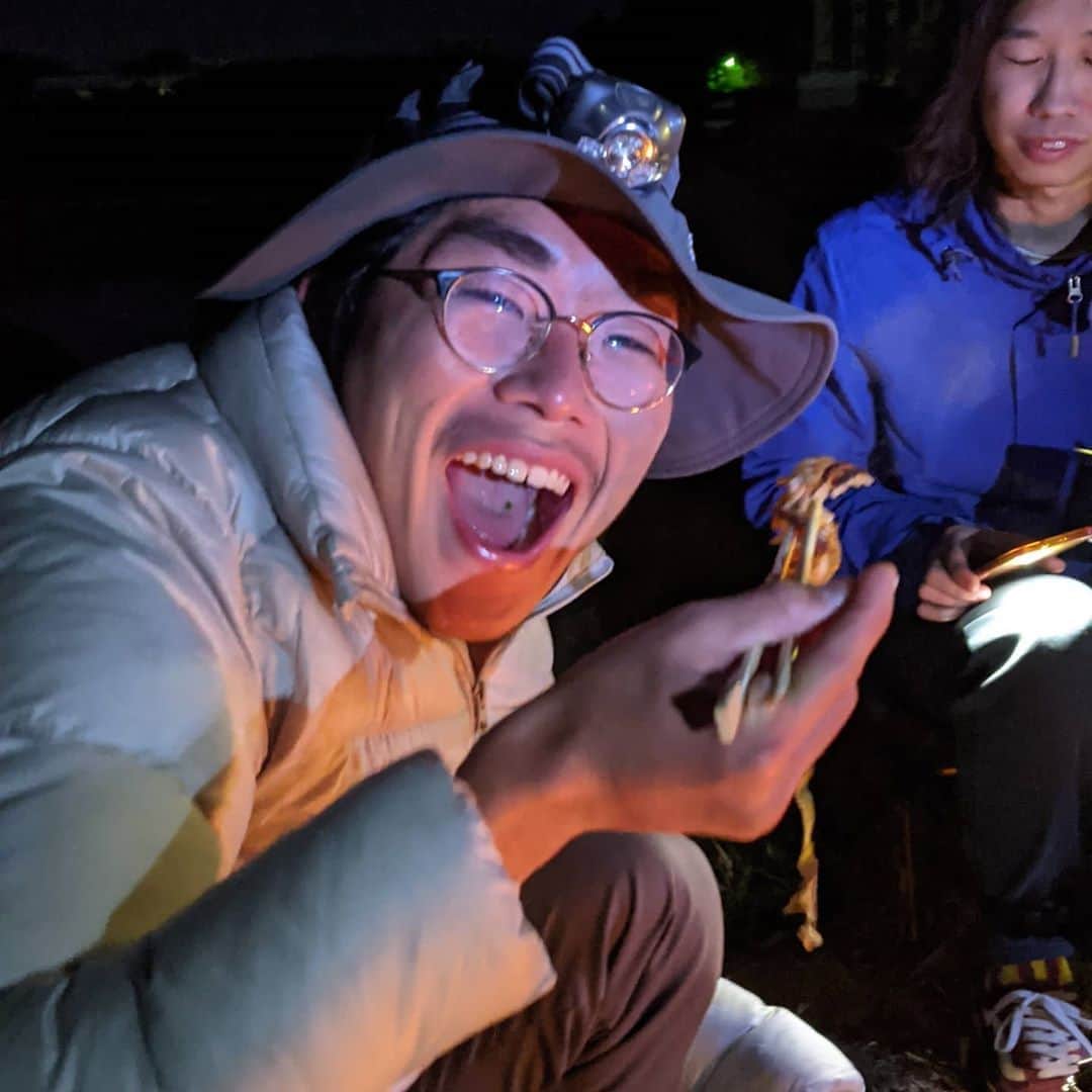 山下晃和さんのインスタグラム写真 - (山下晃和Instagram)「【BIKE&CAMP】あっという間に1週間が経ちました  BIKE&CAMPは僕が憧れている人（ゲスト、出展社、来場者の皆様）たちが一同に揃うから時間が足りなくて、ご飯食べるよりも優先して「逢う」ことに集中していまして、  今年は新型コロナウィルス感染拡大により、人に逢うことの貴重さを改めて感じました  話は変わりますが、イベント中にこのルコックのサイクルパンツを履いていたのですが、パッド付なのにパッドの違和感が見た目も履き心地にも影響しないのは素晴らしい。（ジッパーでパッドが取れるギミックも◎）結局自転車に乗る時間すら無かったけれど  色々な人が逢いに来てくれて、同じ時間を共有できたこと、本当にかけがえのない時間だったなぁと。  来年もやるかはまだ悩み中 やると色々と時間を取られるんだよなぁ。本業のほうに影響するんだよなぁ。  でも、みんなにも会いたいしなぁ…  #bikeandcamp #bikepacking  #自転車キャンプツーリング #旅 #旅サイクリストの集い #キャンプツーリング #自転車 #バイクアンドキャンプ #バイクアンドキャンプってる #camptouring #KEENAMBSSADOR #keenjapan #lecoqsportif #ルコックスポルティフ #CAMP #JAPAN #小径車 #フォールディングバイク #グラベルロード #グラベルバイク #アドベンチャーバイク #NPO法人海外に子供用車椅子を送る会 #チャリティ #参加型チャリティ #自転車イベントではなくて #アウトドアイベントでもなく #旅イベントです #旅フェス #ブラックダイアモンドのテントかっけー #おまめちゃんしずちゃんクラゲちゃん」11月8日 8時10分 - travel_akikazoo