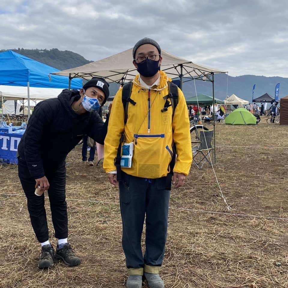 山下晃和さんのインスタグラム写真 - (山下晃和Instagram)「【BIKE&CAMP】あっという間に1週間が経ちました  BIKE&CAMPは僕が憧れている人（ゲスト、出展社、来場者の皆様）たちが一同に揃うから時間が足りなくて、ご飯食べるよりも優先して「逢う」ことに集中していまして、  今年は新型コロナウィルス感染拡大により、人に逢うことの貴重さを改めて感じました  話は変わりますが、イベント中にこのルコックのサイクルパンツを履いていたのですが、パッド付なのにパッドの違和感が見た目も履き心地にも影響しないのは素晴らしい。（ジッパーでパッドが取れるギミックも◎）結局自転車に乗る時間すら無かったけれど  色々な人が逢いに来てくれて、同じ時間を共有できたこと、本当にかけがえのない時間だったなぁと。  来年もやるかはまだ悩み中 やると色々と時間を取られるんだよなぁ。本業のほうに影響するんだよなぁ。  でも、みんなにも会いたいしなぁ…  #bikeandcamp #bikepacking  #自転車キャンプツーリング #旅 #旅サイクリストの集い #キャンプツーリング #自転車 #バイクアンドキャンプ #バイクアンドキャンプってる #camptouring #KEENAMBSSADOR #keenjapan #lecoqsportif #ルコックスポルティフ #CAMP #JAPAN #小径車 #フォールディングバイク #グラベルロード #グラベルバイク #アドベンチャーバイク #NPO法人海外に子供用車椅子を送る会 #チャリティ #参加型チャリティ #自転車イベントではなくて #アウトドアイベントでもなく #旅イベントです #旅フェス #ブラックダイアモンドのテントかっけー #おまめちゃんしずちゃんクラゲちゃん」11月8日 8時10分 - travel_akikazoo