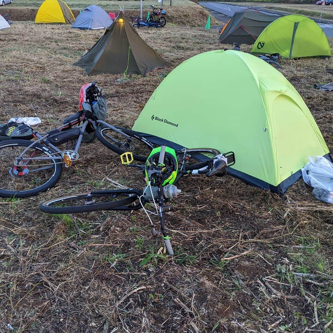山下晃和さんのインスタグラム写真 - (山下晃和Instagram)「【BIKE&CAMP】あっという間に1週間が経ちました  BIKE&CAMPは僕が憧れている人（ゲスト、出展社、来場者の皆様）たちが一同に揃うから時間が足りなくて、ご飯食べるよりも優先して「逢う」ことに集中していまして、  今年は新型コロナウィルス感染拡大により、人に逢うことの貴重さを改めて感じました  話は変わりますが、イベント中にこのルコックのサイクルパンツを履いていたのですが、パッド付なのにパッドの違和感が見た目も履き心地にも影響しないのは素晴らしい。（ジッパーでパッドが取れるギミックも◎）結局自転車に乗る時間すら無かったけれど  色々な人が逢いに来てくれて、同じ時間を共有できたこと、本当にかけがえのない時間だったなぁと。  来年もやるかはまだ悩み中 やると色々と時間を取られるんだよなぁ。本業のほうに影響するんだよなぁ。  でも、みんなにも会いたいしなぁ…  #bikeandcamp #bikepacking  #自転車キャンプツーリング #旅 #旅サイクリストの集い #キャンプツーリング #自転車 #バイクアンドキャンプ #バイクアンドキャンプってる #camptouring #KEENAMBSSADOR #keenjapan #lecoqsportif #ルコックスポルティフ #CAMP #JAPAN #小径車 #フォールディングバイク #グラベルロード #グラベルバイク #アドベンチャーバイク #NPO法人海外に子供用車椅子を送る会 #チャリティ #参加型チャリティ #自転車イベントではなくて #アウトドアイベントでもなく #旅イベントです #旅フェス #ブラックダイアモンドのテントかっけー #おまめちゃんしずちゃんクラゲちゃん」11月8日 8時10分 - travel_akikazoo