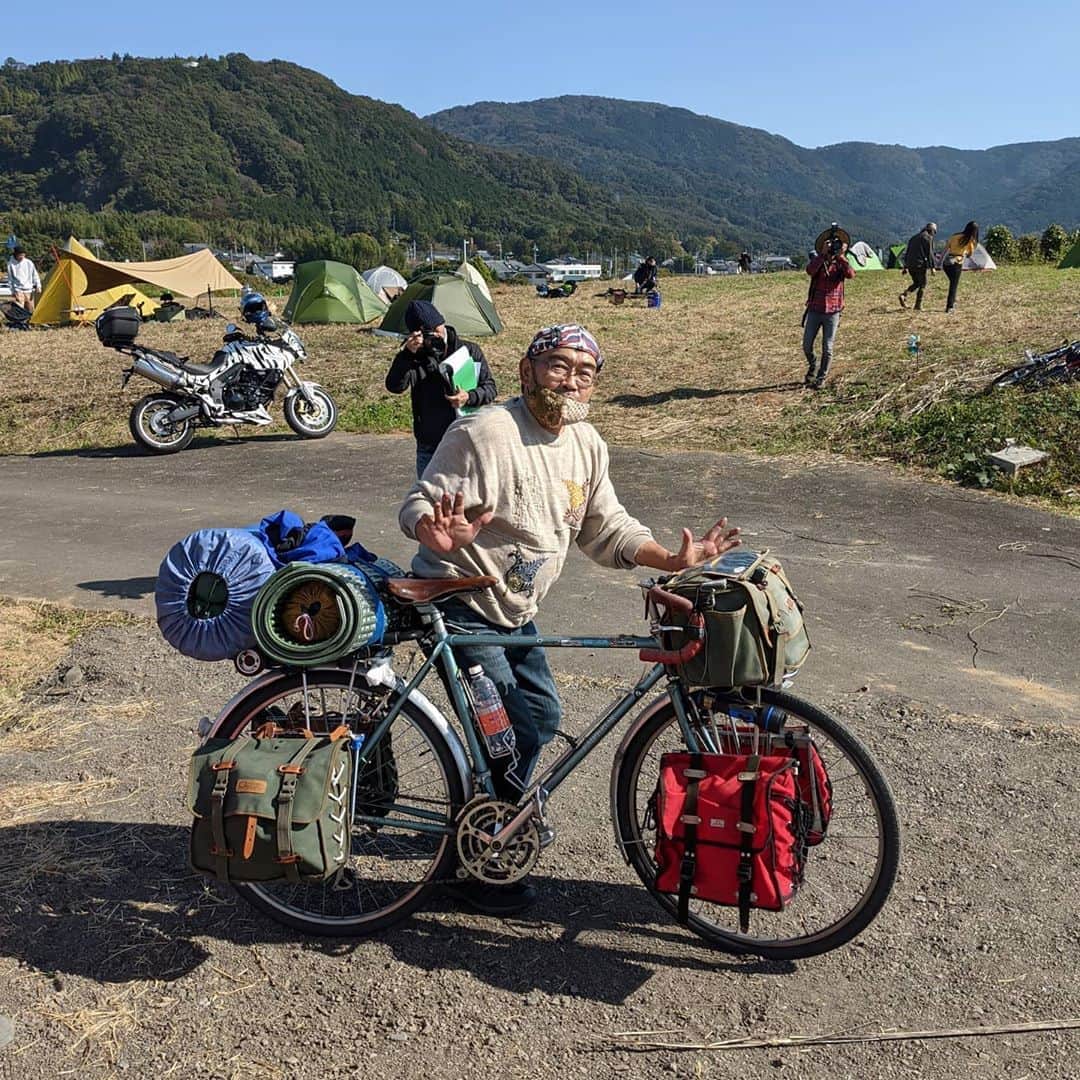 山下晃和さんのインスタグラム写真 - (山下晃和Instagram)「【BIKE&CAMP】あっという間に1週間が経ちました  BIKE&CAMPは僕が憧れている人（ゲスト、出展社、来場者の皆様）たちが一同に揃うから時間が足りなくて、ご飯食べるよりも優先して「逢う」ことに集中していまして、  今年は新型コロナウィルス感染拡大により、人に逢うことの貴重さを改めて感じました  話は変わりますが、イベント中にこのルコックのサイクルパンツを履いていたのですが、パッド付なのにパッドの違和感が見た目も履き心地にも影響しないのは素晴らしい。（ジッパーでパッドが取れるギミックも◎）結局自転車に乗る時間すら無かったけれど  色々な人が逢いに来てくれて、同じ時間を共有できたこと、本当にかけがえのない時間だったなぁと。  来年もやるかはまだ悩み中 やると色々と時間を取られるんだよなぁ。本業のほうに影響するんだよなぁ。  でも、みんなにも会いたいしなぁ…  #bikeandcamp #bikepacking  #自転車キャンプツーリング #旅 #旅サイクリストの集い #キャンプツーリング #自転車 #バイクアンドキャンプ #バイクアンドキャンプってる #camptouring #KEENAMBSSADOR #keenjapan #lecoqsportif #ルコックスポルティフ #CAMP #JAPAN #小径車 #フォールディングバイク #グラベルロード #グラベルバイク #アドベンチャーバイク #NPO法人海外に子供用車椅子を送る会 #チャリティ #参加型チャリティ #自転車イベントではなくて #アウトドアイベントでもなく #旅イベントです #旅フェス #ブラックダイアモンドのテントかっけー #おまめちゃんしずちゃんクラゲちゃん」11月8日 8時10分 - travel_akikazoo