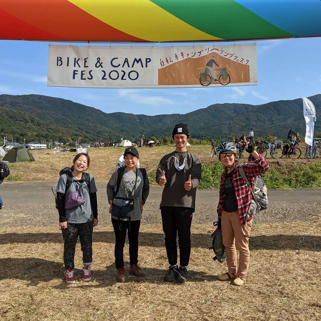 山下晃和のインスタグラム：「【BIKE&CAMP】あっという間に1週間が経ちました  BIKE&CAMPは僕が憧れている人（ゲスト、出展社、来場者の皆様）たちが一同に揃うから時間が足りなくて、ご飯食べるよりも優先して「逢う」ことに集中していまして、  今年は新型コロナウィルス感染拡大により、人に逢うことの貴重さを改めて感じました  話は変わりますが、イベント中にこのルコックのサイクルパンツを履いていたのですが、パッド付なのにパッドの違和感が見た目も履き心地にも影響しないのは素晴らしい。（ジッパーでパッドが取れるギミックも◎）結局自転車に乗る時間すら無かったけれど  色々な人が逢いに来てくれて、同じ時間を共有できたこと、本当にかけがえのない時間だったなぁと。  来年もやるかはまだ悩み中 やると色々と時間を取られるんだよなぁ。本業のほうに影響するんだよなぁ。  でも、みんなにも会いたいしなぁ…  #bikeandcamp #bikepacking  #自転車キャンプツーリング #旅 #旅サイクリストの集い #キャンプツーリング #自転車 #バイクアンドキャンプ #バイクアンドキャンプってる #camptouring #KEENAMBSSADOR #keenjapan #lecoqsportif #ルコックスポルティフ #CAMP #JAPAN #小径車 #フォールディングバイク #グラベルロード #グラベルバイク #アドベンチャーバイク #NPO法人海外に子供用車椅子を送る会 #チャリティ #参加型チャリティ #自転車イベントではなくて #アウトドアイベントでもなく #旅イベントです #旅フェス #ブラックダイアモンドのテントかっけー #おまめちゃんしずちゃんクラゲちゃん」