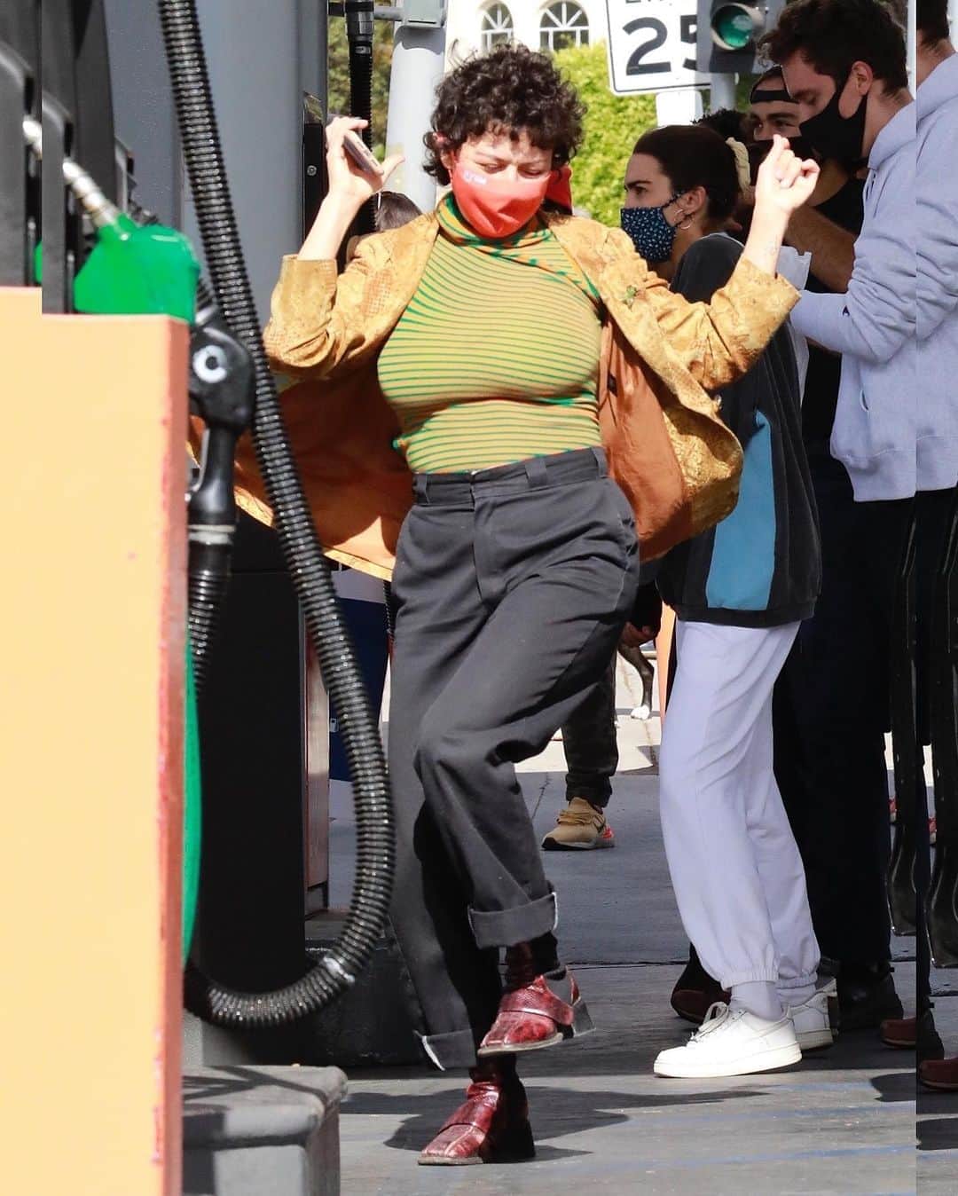 Just Jaredさんのインスタグラム写真 - (Just JaredInstagram)「Alia Shawkat danced in the streets of L.A. with other Angelenos after finding out that Biden is the projected winner of the election! #AliaShawkat Photos: Backgrid」11月8日 8時13分 - justjared