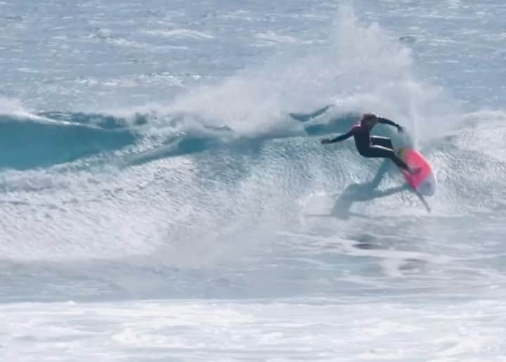 フェリシティー・パルマティアーのインスタグラム：「Love myself a front side carve and some Blondie - @louie_cam @attunesurf - @lostsurfboards @mayhemsurfboards_mattbiolos  @creaturesofleisure」