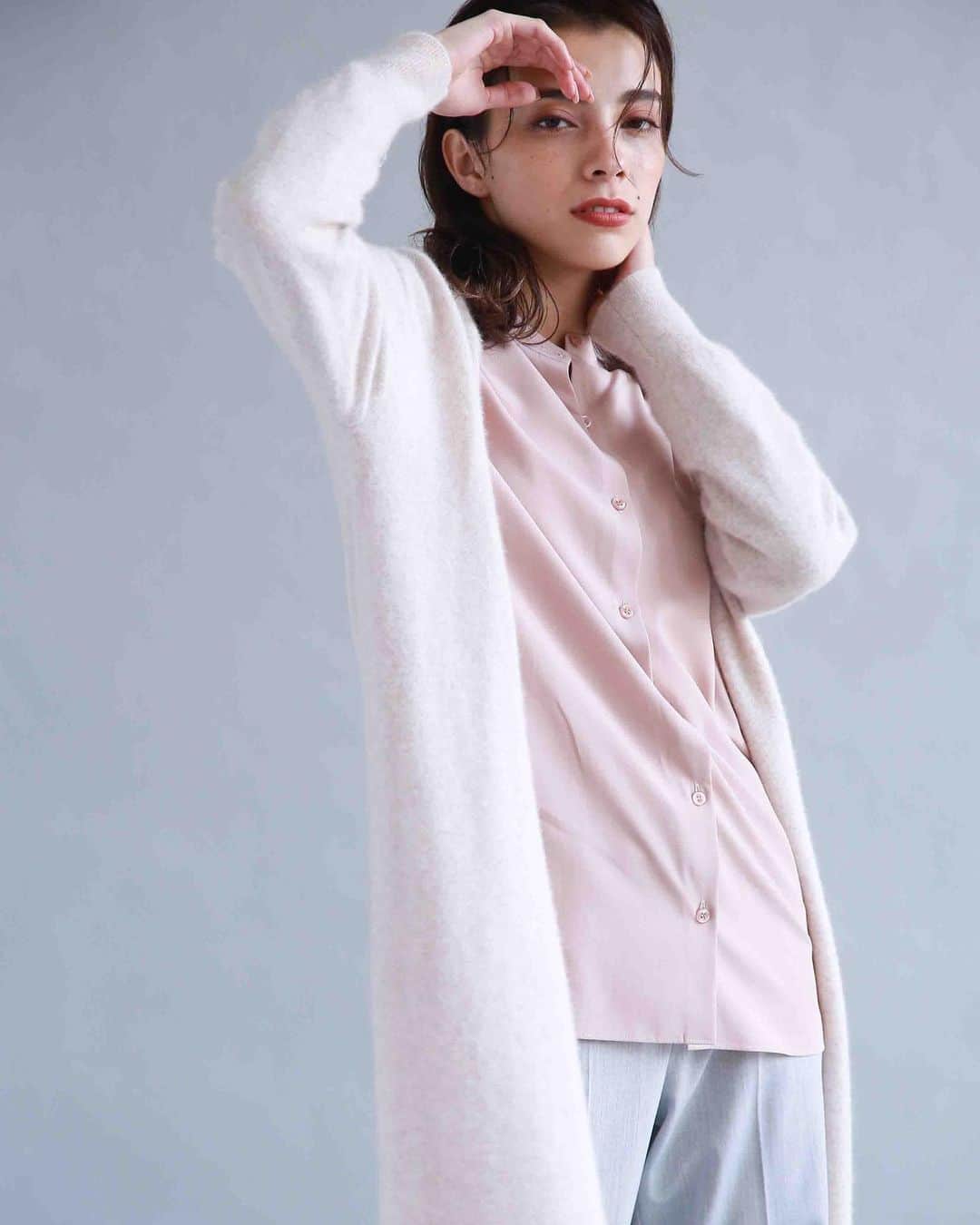 cdec_official Aesthetic Senseのインスタグラム：「. 2020 WINTER HOT ITEM 着まわし . . ヘアリーなロングカーディガンは、オフベージュをチョイスすると大人っぽい柔らかい印象に。いつものスタイルにプラスするだけでこなれ感のあるリラックススタイルに仕上がります。パンツ合わせの縦長効果でスタイルアップも！！ . . .  #クードシャンス #2020秋冬 #WINTER #冬コーデ  #WINTERFASHON #トレンド #華やかコーデ　#カジュアルコーデ  #細見え #着回しコーデ  #着回し #大人カジュアル #休日コーデ #ファッション  #大人コーデ  #大人コーディネート #今日のコーデ #今日のコーディネート #お洒落さんと繋がりたい #お洒落さんとつながりたい #ファッション好きな人と繋がりたい #大人女子 #大人女子コーデ #リモートワーク#おしゃれコーデ#リラックスコーデ#カーディガン #カーディガンコーデ #ロングカーディガン #ロングカーデ」