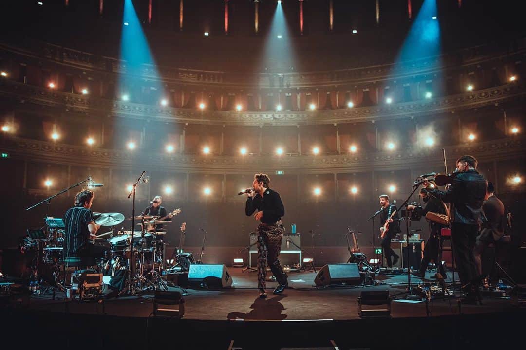 ナイル・ホーランのインスタグラム：「Thank you to everyone who watched the show !! Hope ya had as much fun as I did. If you missed it , it’ll air again at 8pm EST , 8pm PST and 8pm AEDT . Get tickets for those at niallhoran.com . No spoilers if you’ve already watched x」