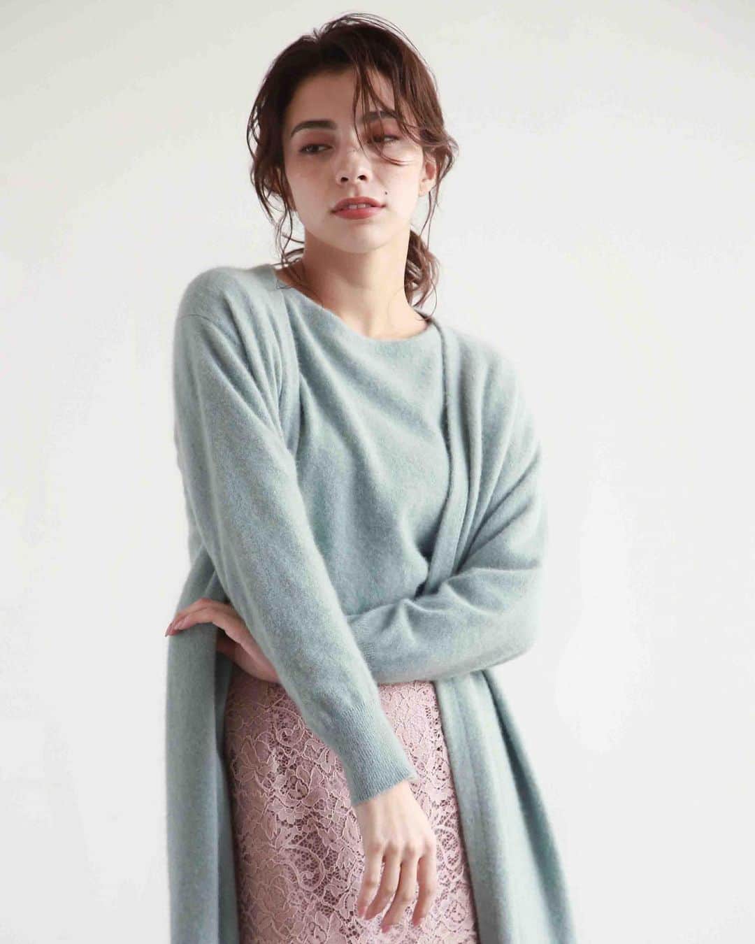 cdec_official Aesthetic Senseのインスタグラム：「. 2020 WINTER HOT ITEM 着まわし . . 今シーズン注目カラーのグリーンをアンサンブルニットで主役にしたコーディネート。ヘアリーなロングカーデとレーススカートで華やかで洗練されたスタイルに。 . . .  #クードシャンス #2020秋冬 #WINTER #冬コーデ  #WINTERFASHON #トレンド #華やかコーデ　#カジュアルコーデ  #細見え #着回しコーデ  #着回し #大人カジュアル #休日コーデ #ファッション  #大人コーデ  #大人コーディネート #今日のコーデ #今日のコーディネート #お洒落さんと繋がりたい #お洒落さんとつながりたい #ファッション好きな人と繋がりたい #大人女子 #大人女子コーデ #リモートワーク#おしゃれコーデ#リラックスコーデ #カーディガン #カーディガンコーデ #ロングカーディガン #ニットカーディガン」