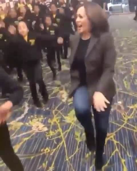 ナタリア・ディルのインスタグラム：「Como eu imagino @kamalaharris tomando posse.  Um dia histórico e com motivação pra acreditarmos em dias melhores!」