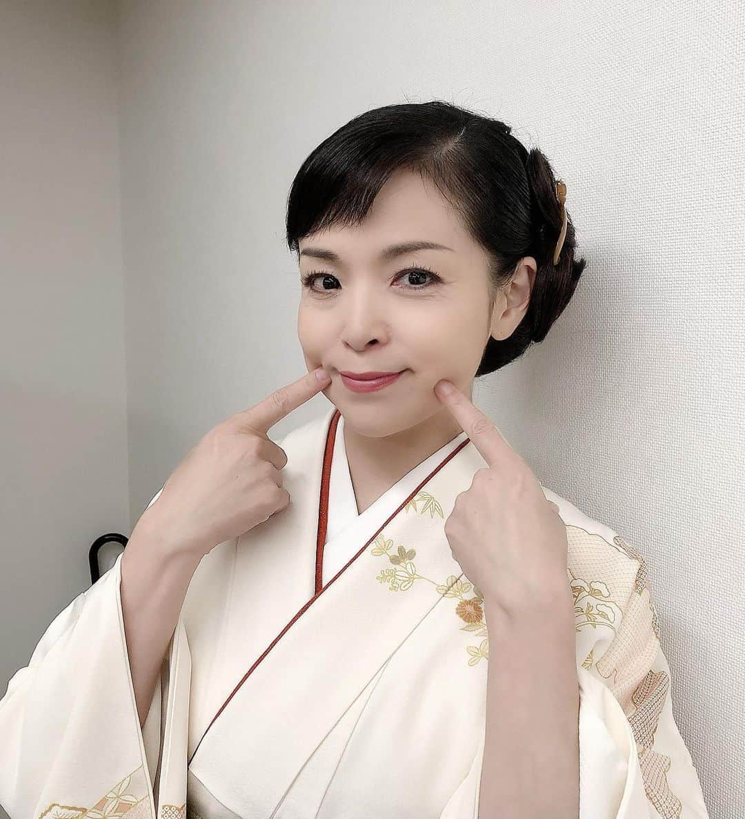 石原詢子さんのインスタグラム写真 - (石原詢子Instagram)「昨日の『人生、歌がある』ご覧頂きましたか？ 伍代さんの涙、もらい泣きしてしまいました。美しい人は何をされても美しい･･ 私も頑張ろう！ 素敵な日曜日をお過ごしくださいね。  #石原詢子 #BS朝日 #人生歌がある #伍代夏子 さん #トリビュートタイム #旅愁  #必殺仕事人 #エンディングテーマ #素敵な日曜日を」11月8日 8時43分 - junko_ishihara.official