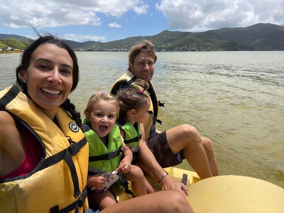 シェイラ・カストロのインスタグラム：「Estamos aqui em Floripa desde terça. 2 anos das pitucas e viemos só nós 4 pra cá. Que viagem gostosa! Cansativa sim, mas faria mil vezes de novo! Que essa seja a primeira de muitas aventuras nossas juntos! Teve praia, teve pedalinho na lagoa, teve projeto Tamar, teve Beto Carrero World, teve muito passeio de bike com as pitucas, e teve muito pouco celular! Desculpem as mensagens ainda não respondidas! 🤷🏻‍♀️E chegamos ao finalzinho dessa viagem maravilhosa! Amo muito vcs! #albumdalizeninna #florianopolis #meucantinho #2anos」
