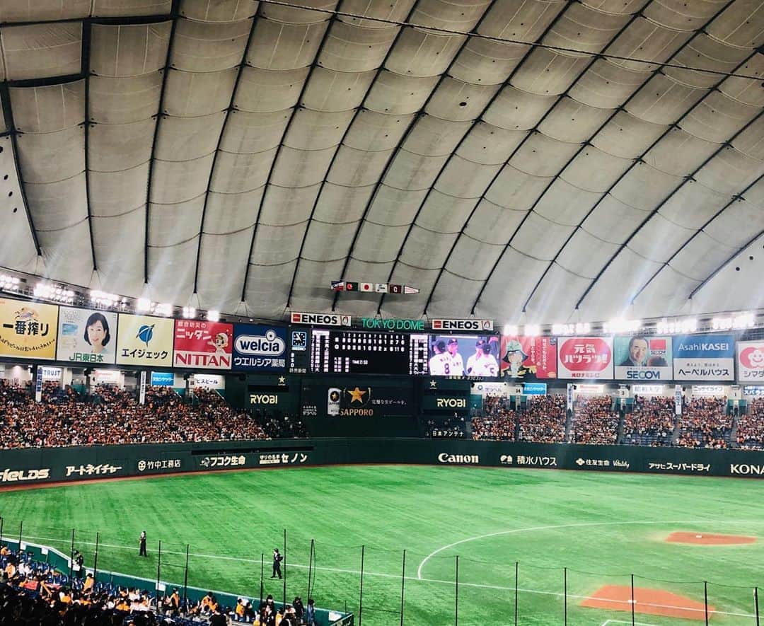 佐藤由季さんのインスタグラム写真 - (佐藤由季Instagram)「「感謝の気持ちを伝える 特別なシーズンになると思います。」 今季始まる時の坂本キャプテンのお言葉。 その通りに感動のフィナーレを 迎えようとしている東京ドーム。 観客数の上限も34000人となり 場内の空気、全然違いました🔥 キャプテンの2000安打を東京ドームで🙏 特大なホームランの高揚感⚾️ 岩隈投手ありがとうございます🥺 色々な感謝で溢れる空気はやはり最高です！ ということで、私たち#日テレジータス  13:00〜13:45 GIANTSプレゲームショー も今日で今季ラストとなりました！！ MC #阿出川浩之 さんとのコンビで お送りしてきた今シーズン⚾️ 色々なことがありました…🥺 とにかく感謝の気持ちたっぷり #giantsPP ファミリーの皆さんへ 心を込めてお届けしていきますね🎤 #東京ドーム  #感謝  #坂本勇人 キャプテン #2000安打への道  #あと1本  #ホームラン  #岩隈久志 選手 #引退セレモニー  #ありがとうございました  #感動  #プレゲームショー  #今季ラスト登板  #寂しいなぁ  #場内リポート  #フリーアナウンサー  #佐藤由季  #あの時にプレイバック クイズ🎤 #実は阿出川さんと二人で登場してます 笑 #今季初めてツーショット撮れました 📸 #今日も心を込めて ⚾️」11月8日 8時45分 - yukisato0710