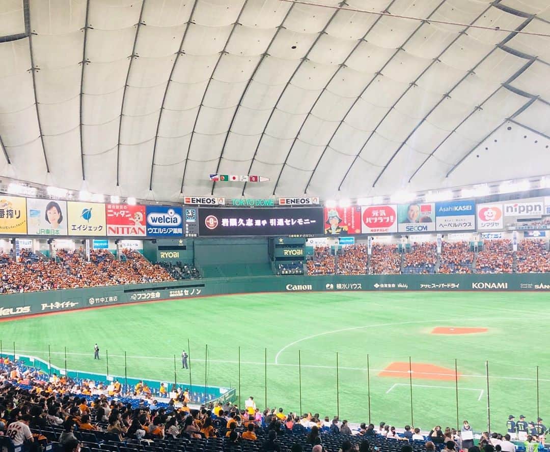 佐藤由季さんのインスタグラム写真 - (佐藤由季Instagram)「「感謝の気持ちを伝える 特別なシーズンになると思います。」 今季始まる時の坂本キャプテンのお言葉。 その通りに感動のフィナーレを 迎えようとしている東京ドーム。 観客数の上限も34000人となり 場内の空気、全然違いました🔥 キャプテンの2000安打を東京ドームで🙏 特大なホームランの高揚感⚾️ 岩隈投手ありがとうございます🥺 色々な感謝で溢れる空気はやはり最高です！ ということで、私たち#日テレジータス  13:00〜13:45 GIANTSプレゲームショー も今日で今季ラストとなりました！！ MC #阿出川浩之 さんとのコンビで お送りしてきた今シーズン⚾️ 色々なことがありました…🥺 とにかく感謝の気持ちたっぷり #giantsPP ファミリーの皆さんへ 心を込めてお届けしていきますね🎤 #東京ドーム  #感謝  #坂本勇人 キャプテン #2000安打への道  #あと1本  #ホームラン  #岩隈久志 選手 #引退セレモニー  #ありがとうございました  #感動  #プレゲームショー  #今季ラスト登板  #寂しいなぁ  #場内リポート  #フリーアナウンサー  #佐藤由季  #あの時にプレイバック クイズ🎤 #実は阿出川さんと二人で登場してます 笑 #今季初めてツーショット撮れました 📸 #今日も心を込めて ⚾️」11月8日 8時45分 - yukisato0710