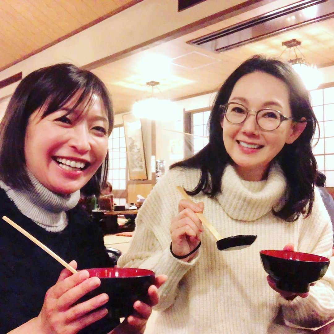 とよた真帆さんのインスタグラム写真 - (とよた真帆Instagram)「先日、東京から離れドラマロケ。 自然が多い場所は空気が良くて嬉しいですが、冷たさも肌に染み込むよう❄️💦 一日中続くロケはじわりじわりと身体を冷やすので 防寒対策はしっかりとしていますよ こちのお着物は #三松  @mimatsu.shara.kimono   帯、帯締め、帯揚げは #やまと #きもののやまと  @kimonoyamato です  ロケの帰りにご一緒している @hanaharuaroi  #小野真弓 ちゃんと#ほうとう 食べて帰りましたよ〜  真弓ちゃんは犬を家族にしていて犬のために良い環境へお引越しするほどの愛犬家。  すっかり仲良くなってこれからプライベートで楽しくお付き合いするお約束も✨  このように始まる素敵なご縁が本当に嬉しいです😀  #maho #mahostyle  #kimono  #着物  #ドラマ  #素敵なご縁」11月8日 8時58分 - maho_toyota