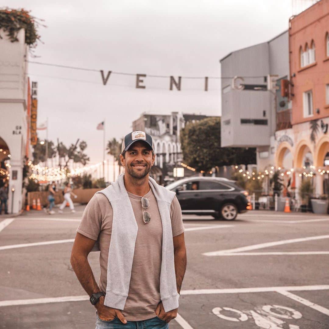 フェルナンド・ベルダスコのインスタグラム：「Walking around #VeniceBeach 🏄‍♂️🤙🏼 photo credit 📸 : @juan_kamaney_g」
