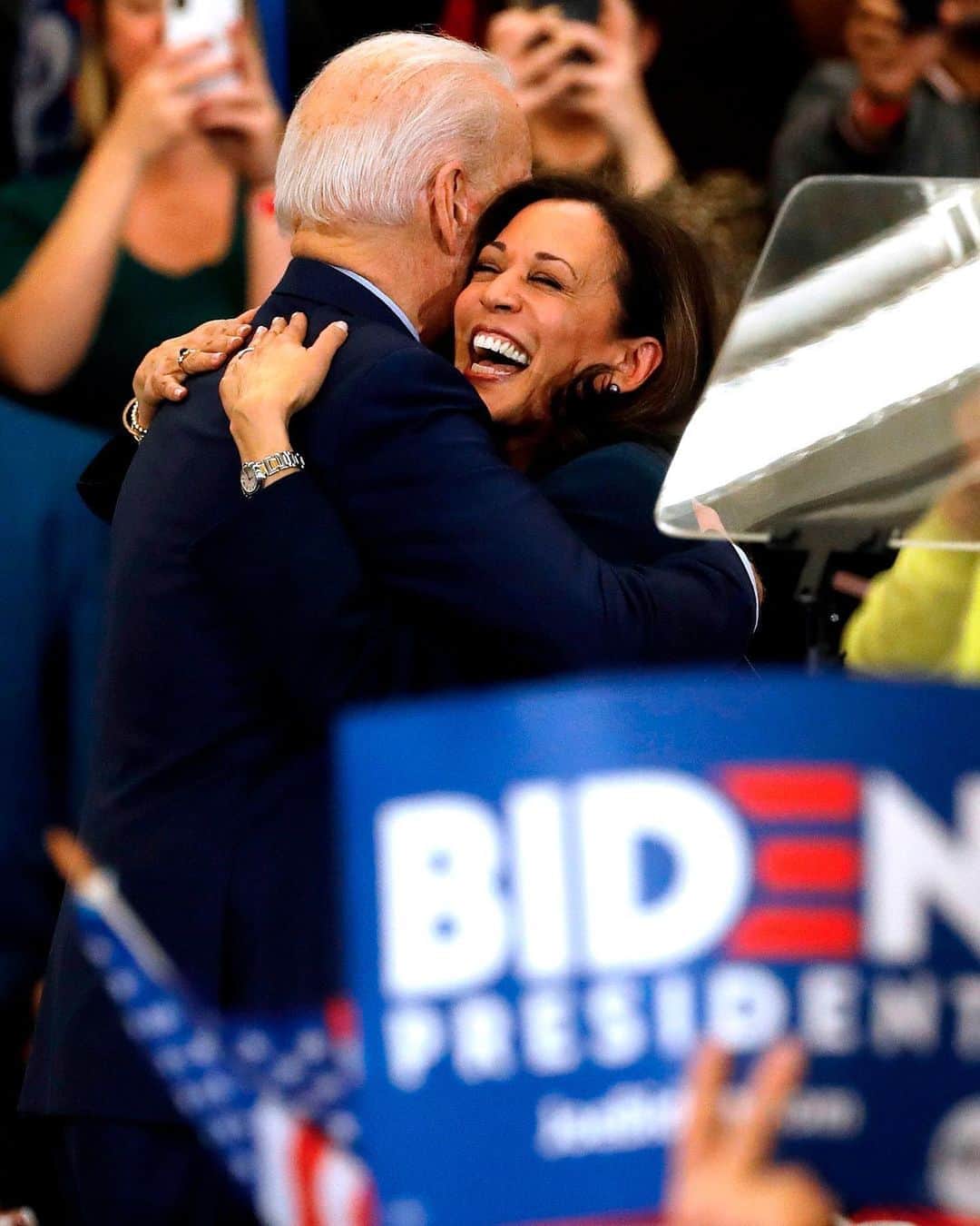 Fashion Weekのインスタグラム：「It’s official: @joebiden will be the next President of the United States of America, with @kamalaharris serving as Vice President, making history as both the first woman and woman of color to hold the position.⁠⠀ ⁠⠀ Photo by @gettyimages」