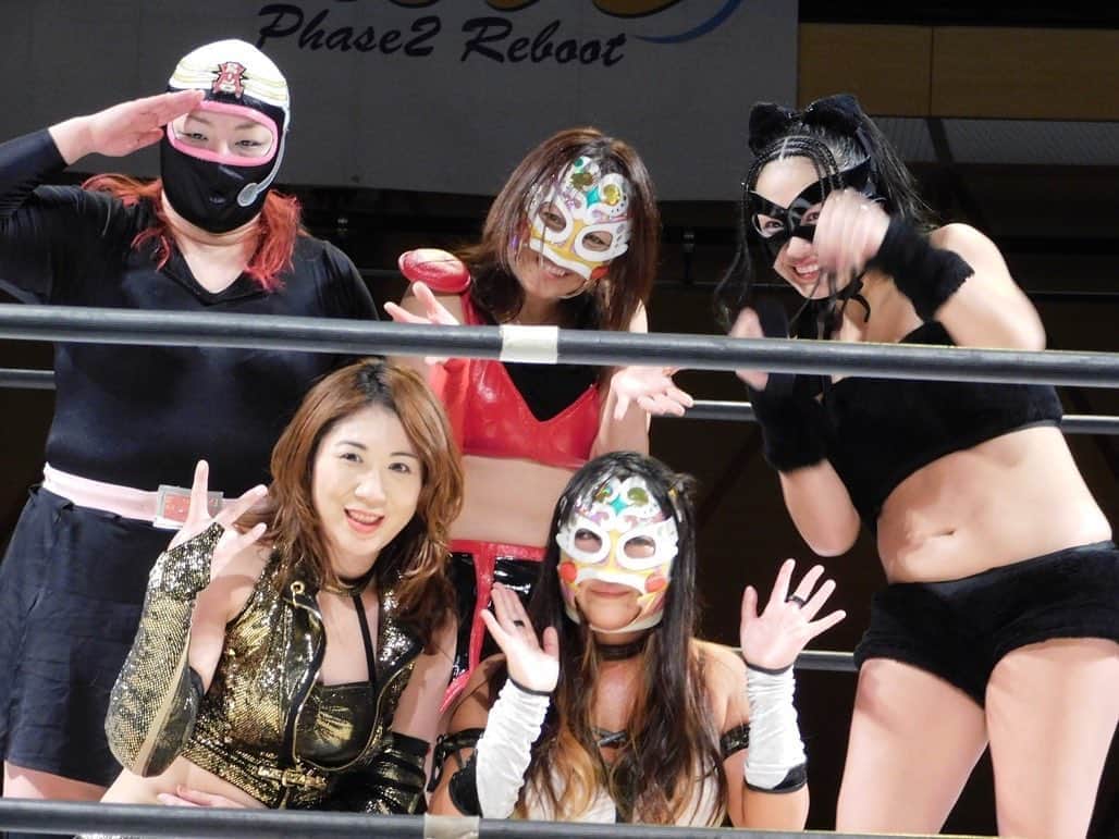 のインスタグラム：「昨日はwave大阪大会にご来場の皆様ありがとうございました！  フェアリーちゃん引退前の最後のシングルマッチ楽しかった♪  楽しかったんだけどさ…  フェアリーちゃん最後のwave大会だからダイジョメンバーも呼んで、最後のダイジョで送り出したいなと思ったんだけど、最後ずるいよー！  4対1やったやないかい！  まあ、11.21新宿大会も参戦決まったから良いけどさ。  今日は18時からoz新宿大会！ チケットは完売したみたいです！ 私の売店は大会後になります！  大会が終わった後は歌舞伎町ちゃんすに入るよー！  待ってるよー！  #wavepro ‪#プロレスラー ‬ ‪#女子プロレス‬ ‪#prowrestling‬ ‪#プロレスリングwave‬ #波ヲタ全員集合  #桜花由美 #波ヲタ #愛犬 #愛犬との暮らし  #犬  #犬のいる暮らし  #犬なしでは生きていけません会  #犬バカ #トイプードル  #トイプードルカフェオレ  #mixchannel  #mixchannelライブ配信  #mixchannel公認ライバー #ミクチャ  #ミクチャ動画 #youtube  #youtubechannel #ozアカデミー #正危軍  #投げっ波 #歌舞伎町ちゃんす  #歌舞伎町女子プロレスバーちゃんす #ボスマミ」