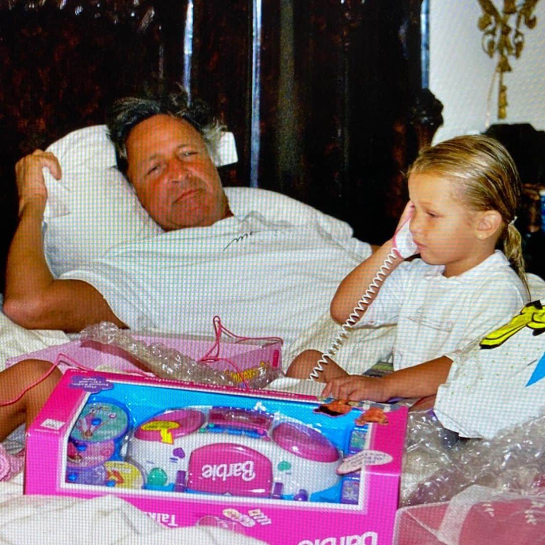 ベラ・ハディッドさんのインスタグラム写真 - (ベラ・ハディッドInstagram)「@mohamedhadid Happy Birthday to my baba. I love you so so very much. You are the sweetest, most caring man. Thank you for being you. you bring so many laughs and so much joy to my life. I am so glad I could celebrate with you. Daddy’s girl 🖤 🇵🇸」11月8日 9時01分 - bellahadid