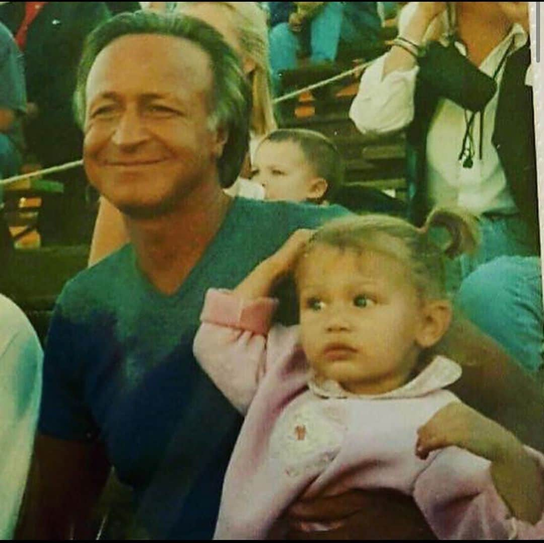 ベラ・ハディッドさんのインスタグラム写真 - (ベラ・ハディッドInstagram)「@mohamedhadid Happy Birthday to my baba. I love you so so very much. You are the sweetest, most caring man. Thank you for being you. you bring so many laughs and so much joy to my life. I am so glad I could celebrate with you. Daddy’s girl 🖤 🇵🇸」11月8日 9時01分 - bellahadid