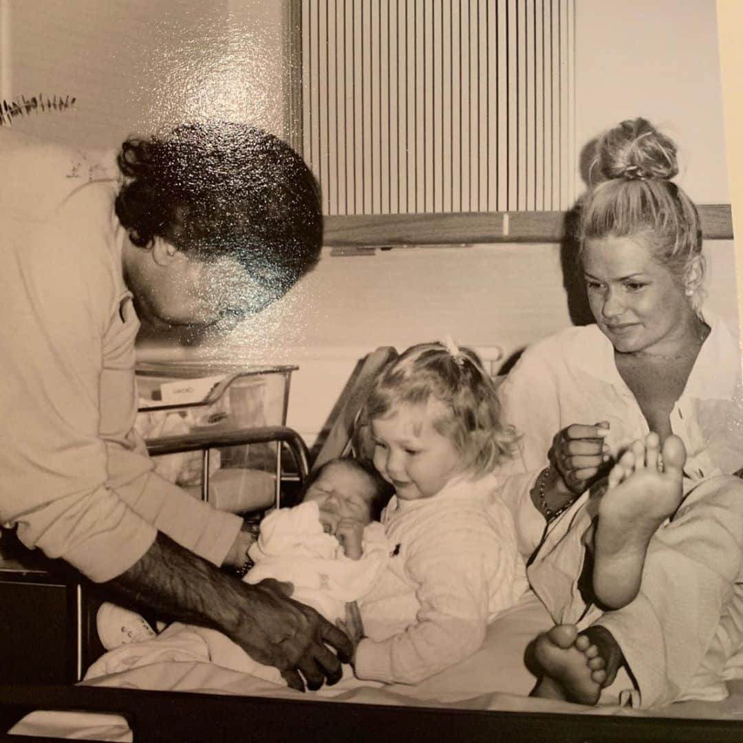 ベラ・ハディッドさんのインスタグラム写真 - (ベラ・ハディッドInstagram)「@mohamedhadid Happy Birthday to my baba. I love you so so very much. You are the sweetest, most caring man. Thank you for being you. you bring so many laughs and so much joy to my life. I am so glad I could celebrate with you. Daddy’s girl 🖤 🇵🇸」11月8日 9時01分 - bellahadid