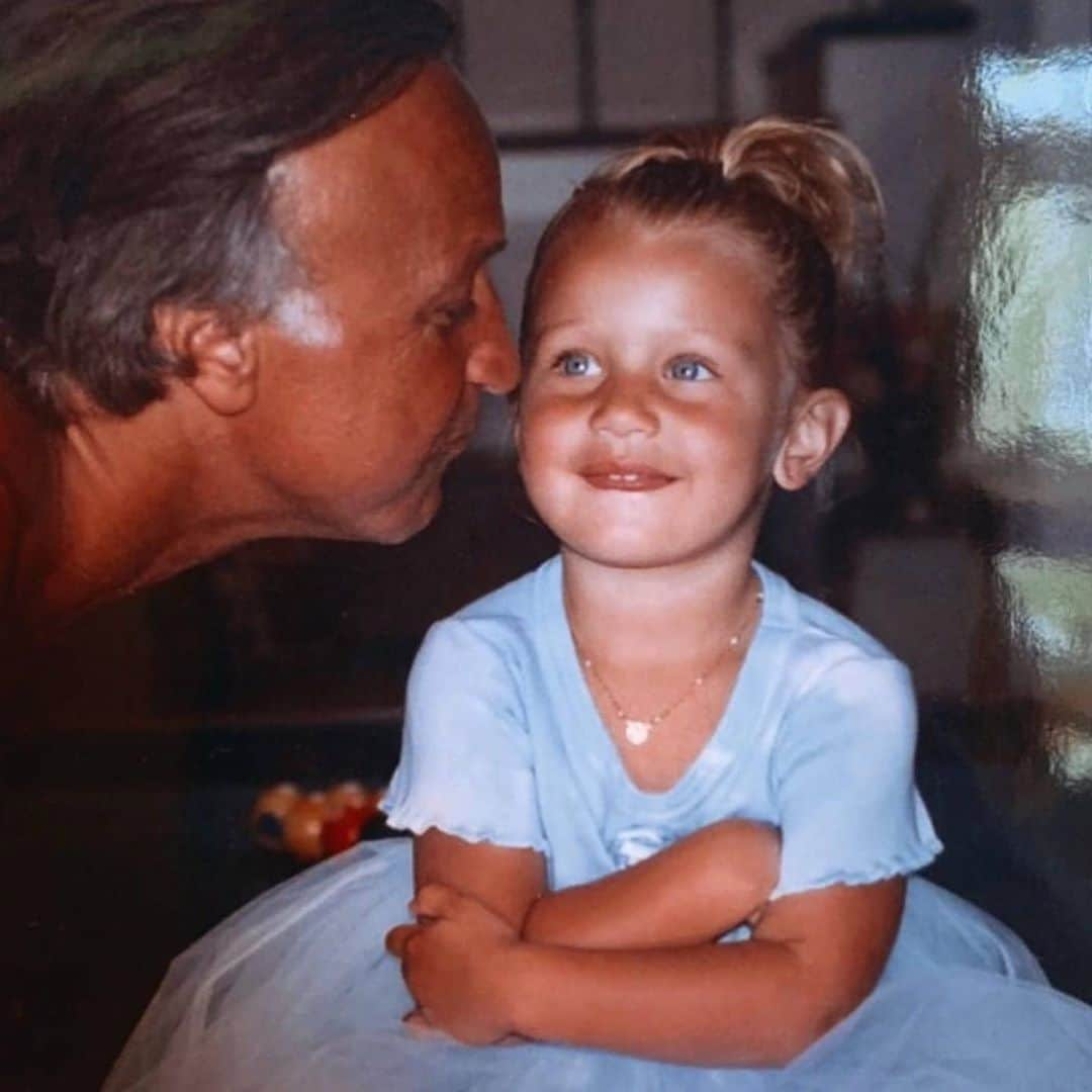 ベラ・ハディッドさんのインスタグラム写真 - (ベラ・ハディッドInstagram)「@mohamedhadid Happy Birthday to my baba. I love you so so very much. You are the sweetest, most caring man. Thank you for being you. you bring so many laughs and so much joy to my life. I am so glad I could celebrate with you. Daddy’s girl 🖤 🇵🇸」11月8日 9時01分 - bellahadid