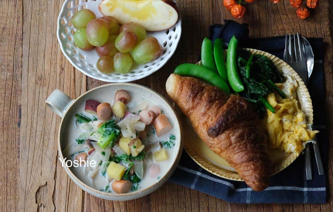 草間淑江さんのインスタグラム写真 - (草間淑江Instagram)「みなさまおはようございます！    １１月８日の朝です。  今朝は、野菜とソーセージのミルクスープ、ほうれん草タマゴ、スナップエンドウ、クロワッサン、リンゴ＆ぶどう。  休日の朝、パンとスープと果物と・・・  ビバルディを聴きながら。  幸せな時間。  今朝も感謝して。  ごちそうさまでした。    さて、今日は少し暖かいよう。  みなさま素敵な日曜日をお過ごしください♡   #朝食#日曜日の朝#野菜とソーセージのスープ #クロワッサン#タマゴ#ほうれん草のバター醤油炒め#りんご#ぶどう#朝の果物は金#素敵な日曜日を」11月8日 9時02分 - yoshie_kusama
