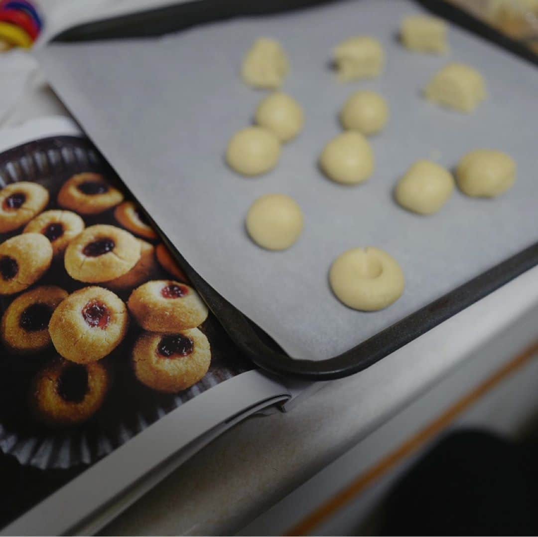 安田美沙子さんのインスタグラム写真 - (安田美沙子Instagram)「いつかのクッキー作り🍪 じいじにプレゼントしようと、一緒に作りました✨ 指で穴をあけて、前に作ったジャムを乗せるだけだから簡単！ . . . それにしても、お手伝いがほんとに上手になりました😊頼もしいくらいです。回数を重ねてよかったなぁ！ . . . 粉砂糖でほろほろ美味しかった😊じいじにあげながら、結局頂戴！と沢山もらっていました。 また作ろうね✨ . . . #cookie #cooking #みさこクッキング　#ボウルひとつで作れるたくさんの焼き菓子 #sweets #present #boy #3yearsold」11月8日 9時05分 - yasuda_misako