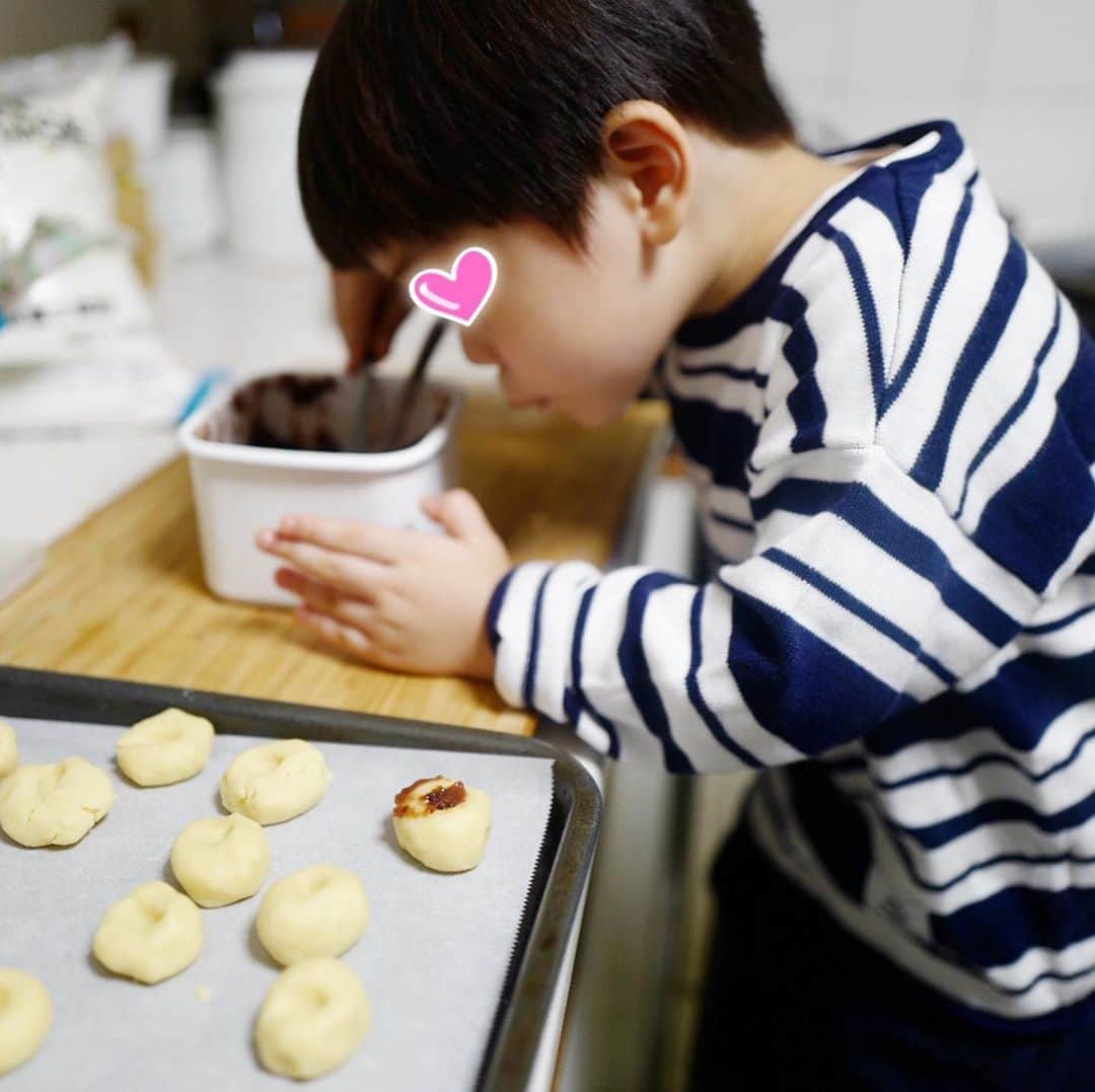 安田美沙子さんのインスタグラム写真 - (安田美沙子Instagram)「いつかのクッキー作り🍪 じいじにプレゼントしようと、一緒に作りました✨ 指で穴をあけて、前に作ったジャムを乗せるだけだから簡単！ . . . それにしても、お手伝いがほんとに上手になりました😊頼もしいくらいです。回数を重ねてよかったなぁ！ . . . 粉砂糖でほろほろ美味しかった😊じいじにあげながら、結局頂戴！と沢山もらっていました。 また作ろうね✨ . . . #cookie #cooking #みさこクッキング　#ボウルひとつで作れるたくさんの焼き菓子 #sweets #present #boy #3yearsold」11月8日 9時05分 - yasuda_misako