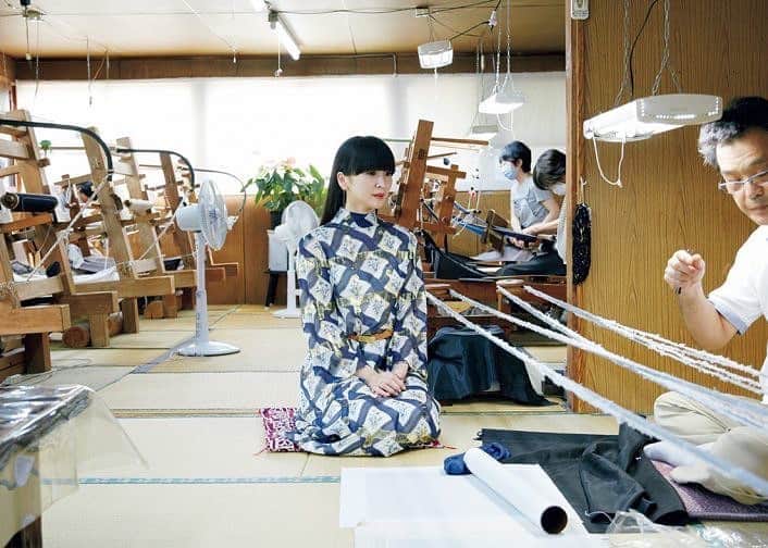 Perfumeさんのインスタグラム写真 - (PerfumeInstagram)「古今東西かしゆか商店、新しいWeb記事が公開！今回出会ったのは、1500年の歴史を持つ茨城県の結城紬。世界に類のない手技で糸をつむいで織る、絹織物の原点です。  English version of Kokontozai: KASHIYUKA’s Shop of Japanese Arts and Crafts on @casabrutus is now up! In this issue she traveled to Yuki where she came across Yuki Tsumugi, a type of woven silk textile. Link in bio. #prfm」11月8日 9時05分 - prfm_official