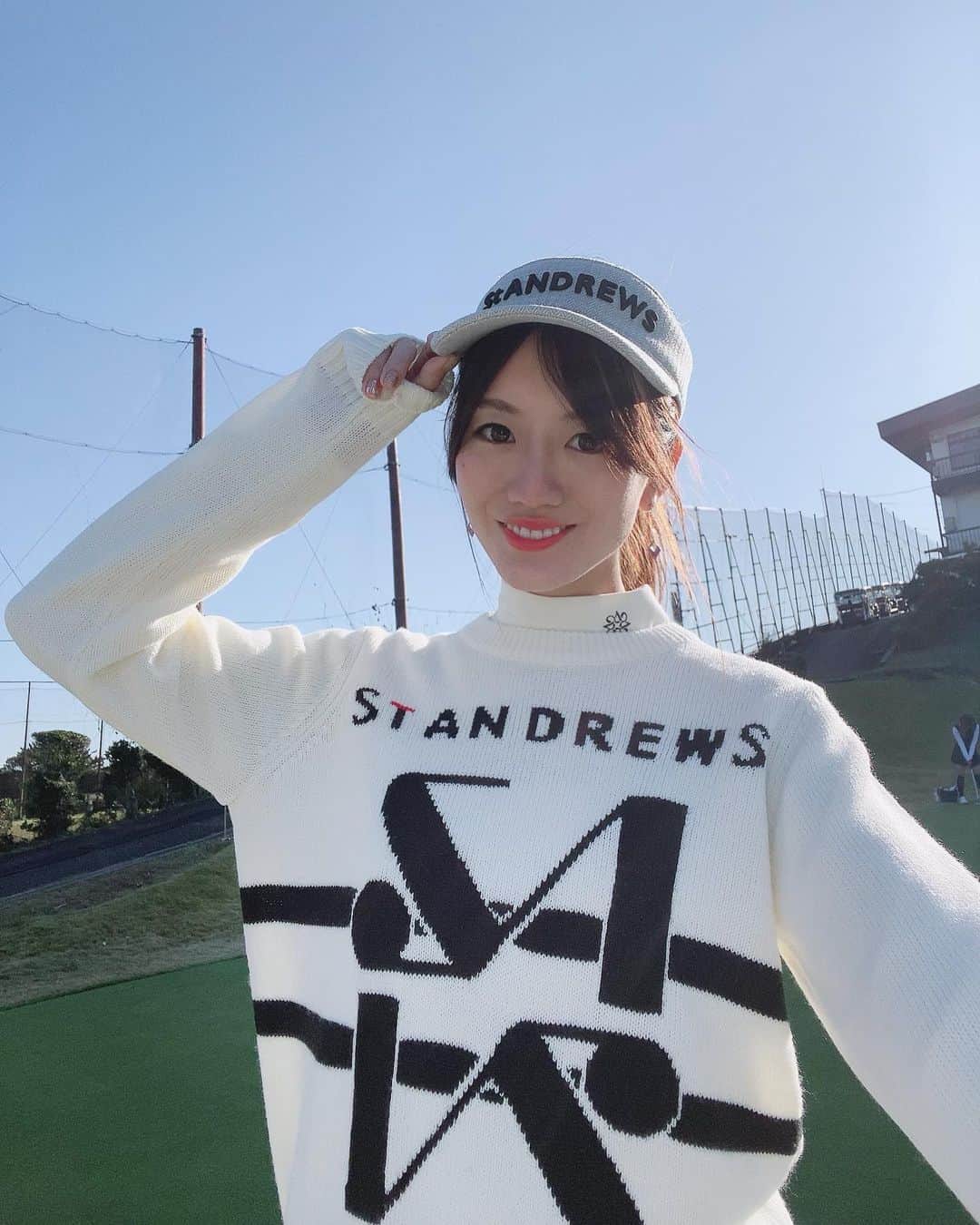 にゃんさんゴルフさんのインスタグラム写真 - (にゃんさんゴルフInstagram)「. GTBカップ🏌️‍♀️🥤  . ウェアは @standrews_jp  セントアンドリュース♡ 大っきいロゴが目立ってかわいー😻  緑のスカートだったから 緑のシューズにしたよ👟 こちらはフットジョイ♪  ぐでたまちゃんのボールと SAMURAI WOMENのカーフレグランスかわいい💕🚘  #鎌倉パブリック#鎌倉ゴルフ#鎌パブ#鎌倉パブリックゴルフ場#鎌倉パブリック#セントアンドリュース#GTバーディーズ #ゴルフトゥデイ  #ニーハイ#ニーハイコーデ#秋服ゴルフウェア#フットジョイ#footjoy #standrews #golf#ladiesgolf #golflife#golfstagram #lovegolf #golfer #ゴルフ #ゴルフ女子 #ゴルフ大好き#instagolf #スポーツ女子 #골프 #모델 #한국  #高尔夫球 #golfswing #vg_fashion」11月8日 9時05分 - miiiii0228