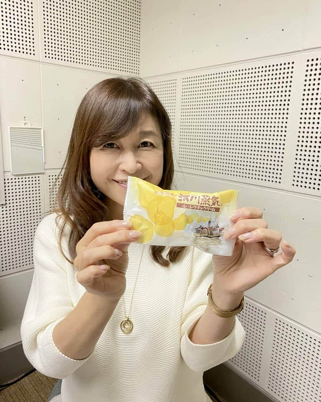 石塚かおりさんのインスタグラム写真 - (石塚かおりInstagram)「#ゆうわく伝説 #ゆあさみちる さん#新潟#銘菓 河川蒸気  こんな凄いシンガーがいたなんて！  しかも新潟、新発田の出身。  一発で歌声に魅了されてしまいました。  そして、キャラが良い。  今度一緒に日本酒飲みたいなあ(笑)  今週も、金曜日を一緒にわくわく、ゆうわく伝説。  ありがとうございました。  お聴きのがしの方は、ぜひ、#radiko タイムフリーで  ゆあさみちるさんのトークも、歌声も 聴いていただけます！  #シンガー#新潟出身 #日本酒好き#相撲好き  #サロンdeかおり 菜菓亭#新潟土産  河川蒸気 #ルレクチェ#シャインマスカット#柿#どら焼#和菓子#洋菓子 株式会社いえい 家井社長 #新潟愛  #wewannarock#ブルーススプリングスティーン  #くりんと解決経済のこと #鬼滅の刃#経済効果  #時を戻そう ヒュー #口笛 吹けない #アナウンサー #新潟放送#石塚かおり」11月8日 9時15分 - kaori_ishizuka413