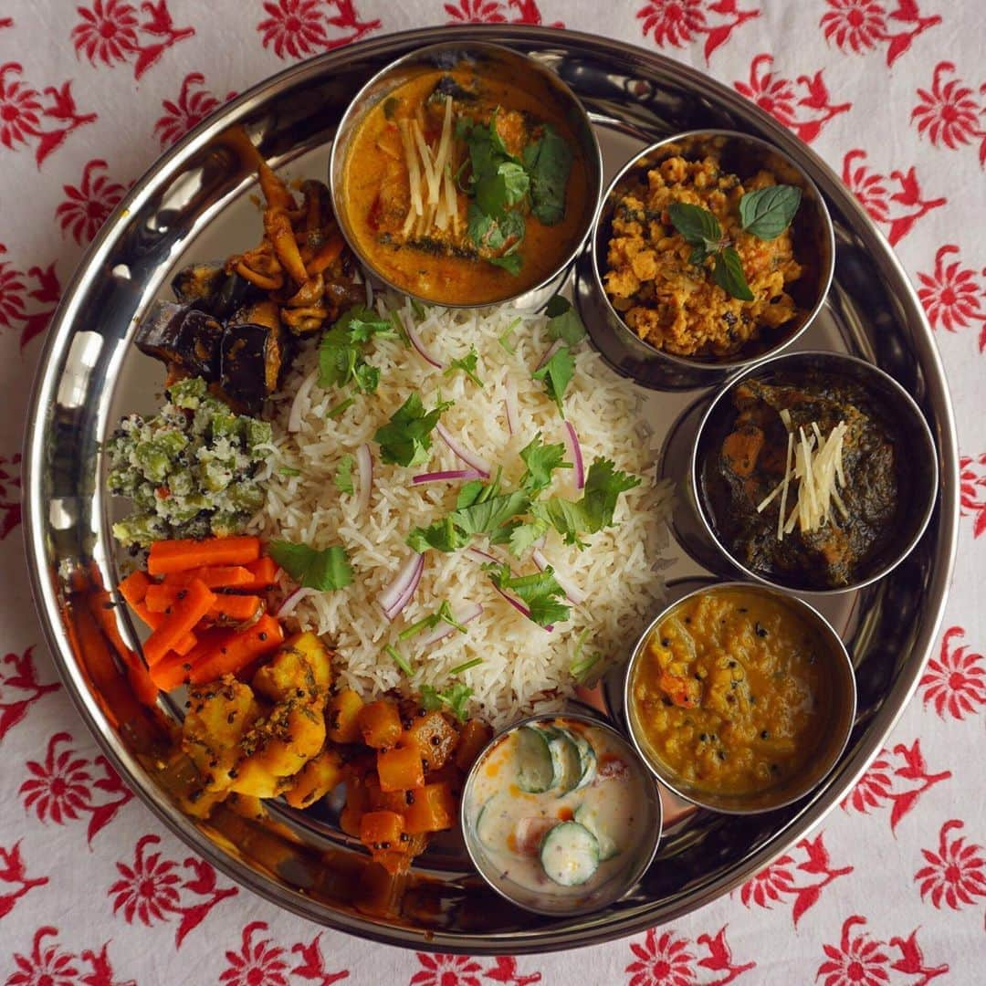 CHIKAのインスタグラム：「カレー記録🍛 *. いつかのおうちミールス♡ 作るの楽しかった！ 秋刀魚のカレーも山椒キーマも美味しくてしあわせでした♡ 作りたいものはまだまだたくさんあったんだけど、力尽きちゃった🙈 秋刀魚の季節のうちにまた作ろ♡ きのこたっぷりのきのこカレーも🍄 ではでは皆様、楽しい日曜日を♡ *. *. *. #カレー#スパイスカレー#ミールス#おうちミールス#spice#spices#spicecurry#スパイス#カレー記録#カレー部#おうちごはん#おうち時間#おうちカレー#アチャール#サブジ#🍛」