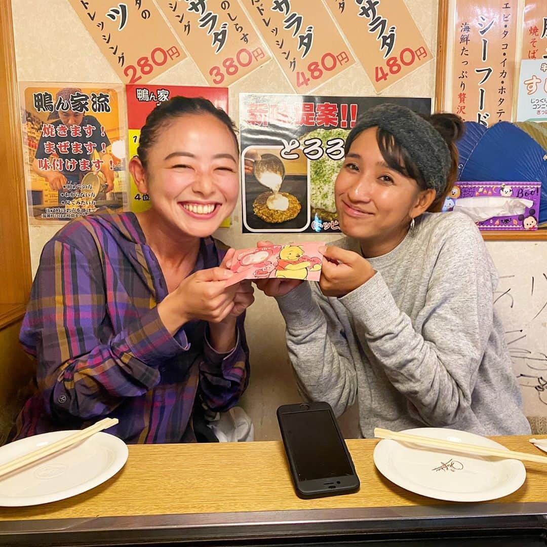 のインスタグラム：「大好きなご夫婦と❤️ んーーこの表現は薄っぺらく感じるな🤔  引っ越しちゃう前にもう一回行きましょって😭  お好み焼き屋さんへ  近過ぎてなかなか会えなかったけど  むしろ離れるからこそ会う数増やす！  ここ美味しいなぁ😋  そしてなによりも  誰と食べるかよね😌✨  ほんと  いつでも　いつまでも　  共に歩んでいたい  仕事仲間であり　それ以上に友人であり  さえちゃんの魅力に 私と旦那さんぶっちさんは惚れているのですよ😩❤️  さえちゃんから宝のお手紙を頂いた😭  ちょっと離れちゃうけど  今度は私が車で迎えに行くし！！  さえちゃんがさ、  『鬼滅の刃』を映画館で観たいって言うからさ😳✨ニヤリ😎  しょーーーがないなーーーー😩❤️←  一緒に行くよ〜😩✨❤️←  今日は山登りに行くらしい😳  ほんと、あなたにいつも刺激を頂きますm(_ _)m  こちらこそありがとう❗️❗️❗️😭  @tabuz_kitchen 🤝 @saegoeson   って今日また一緒にランチ🤣  会おうと思えば会えるのよ🤔 本気で会いたければ‼️  今日も素敵な一日をーー🙌✨  #友人　#夫婦  #宝　と #お好み焼き　#乾杯　#ありがとう  #バイバイ じゃないからーーー❗️ #ちょっと 離れるだけ 結局　#湘南」