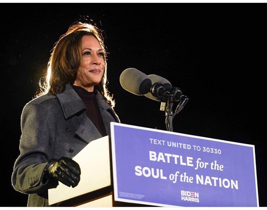 リリ・ラインハルトのインスタグラム：「Women. Get. It. Done. 🙏🏻 @kamalaharris」