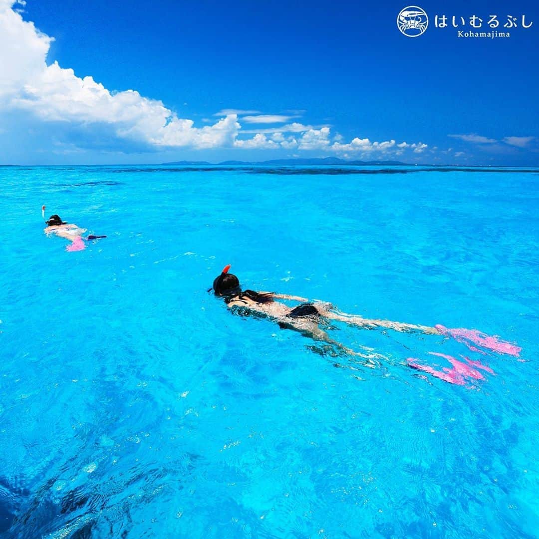HAIMURUBUSHI はいむるぶしさんのインスタグラム写真 - (HAIMURUBUSHI はいむるぶしInstagram)「小浜島・はいむるぶしから癒しの風景をお届けします。 青空の下に煌めく八重山ブルーの海。 世界有数の透明度と400種類以上の造礁サンゴの森、そしてカラフルな熱帯魚が泳ぐ海をシュノーケルで楽しめます。 #沖縄 #八重山諸島 #青い #空 #海 #サンゴ礁 #シュノーケル #小浜島 #リゾート #ホテル #はいむるぶし」11月8日 9時14分 - haimurubushi_resorts
