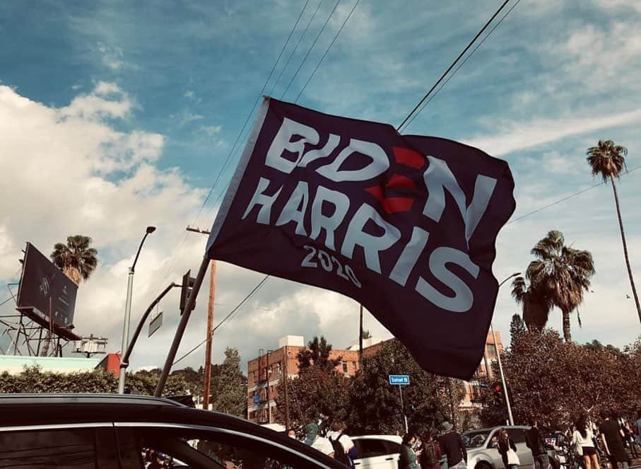 イヴォンヌ・ストラホフスキーのインスタグラム：「❤️🧡💛💚💙✊🏻✊🏼✊🏽✊🏾✊🏿 C O N G R A T U L A T I O N S !!! #bidenharris2020 #thestreetsaredancing #!!! #🍾 (thank you Kenny for some of these amazing pics! @mekennamelvin)」