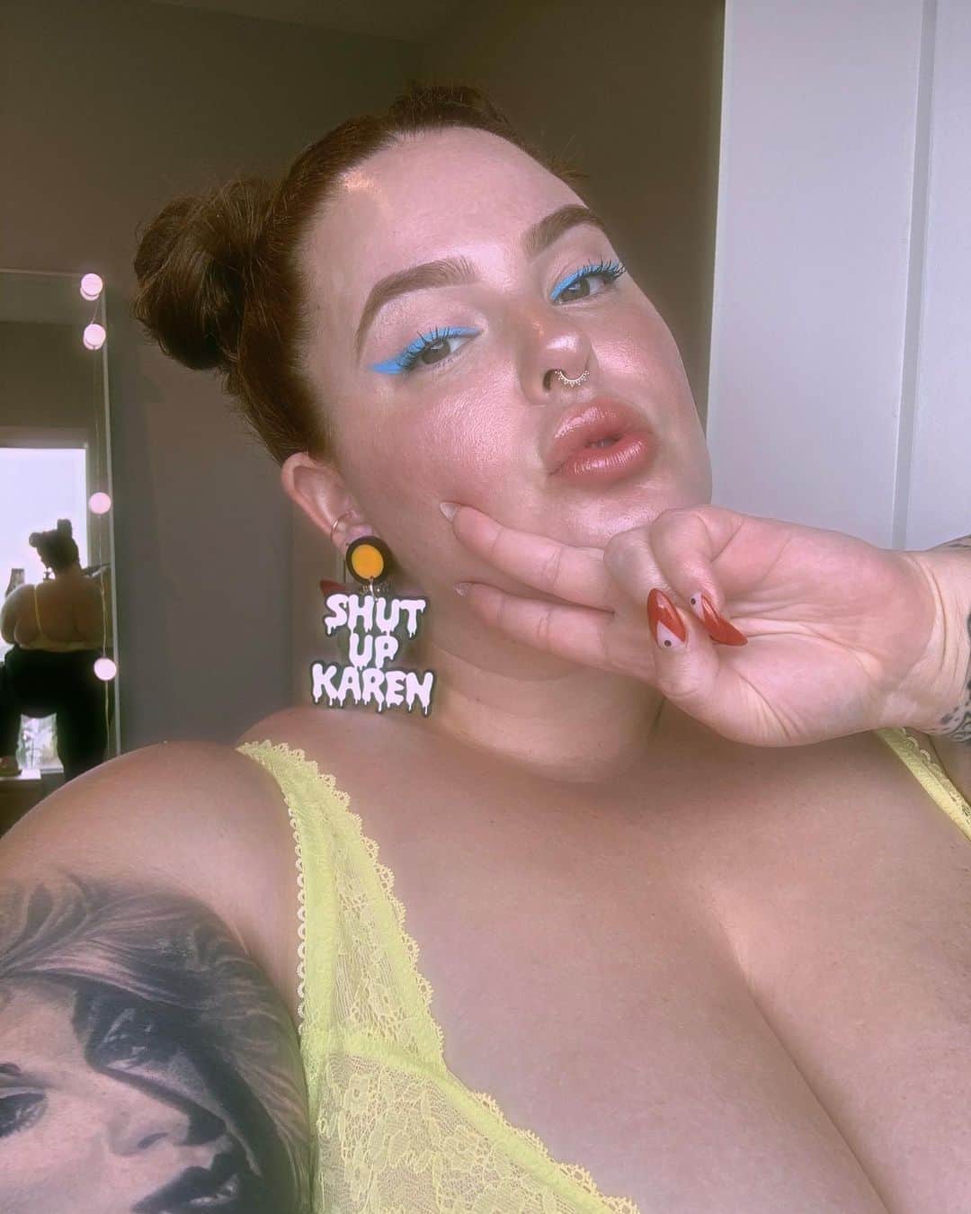 テス・ホリデーのインスタグラム：「Today was the perfect day for these earrings. BI- DENNNN KAREN 🤧 earrings by the phenomenal @doodad_and_fandango 👼🏻#shutupkaren」