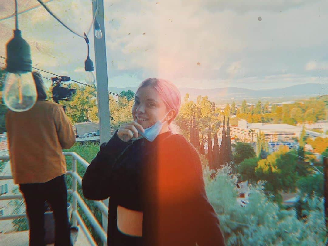 HEY VIOLETのインスタグラム：「i don’t think i’ve seen a rainbow in four years... must be that kinda day💙✨💙✨💙」