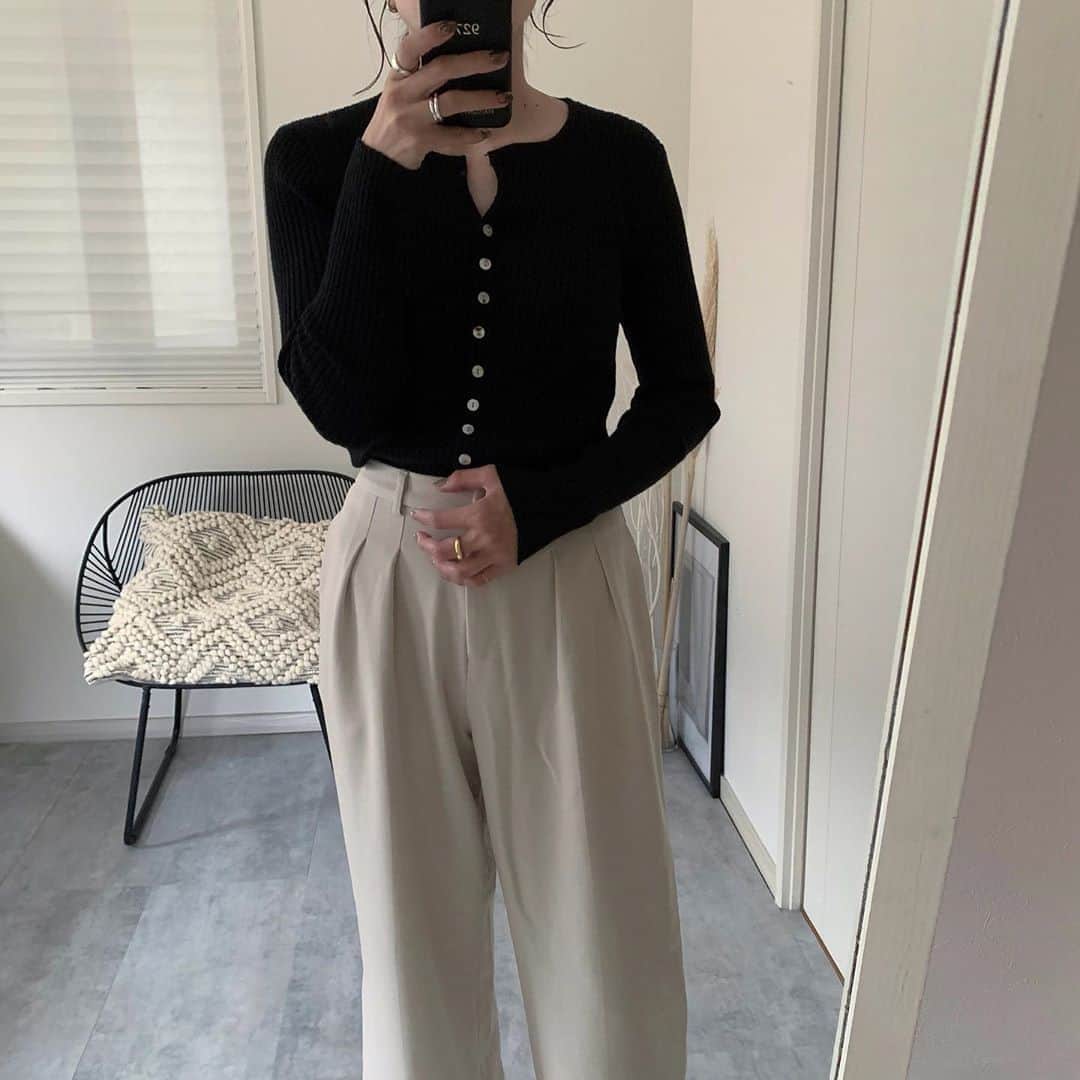Mie Kawanoさんのインスタグラム写真 - (Mie KawanoInstagram)「このニットカーディガン すごく肌触り良い上に細見えさせてくれる♡ たくさん着よう𓂃𓂂 cardigan @canaljean #canaljean#outfit#コーデ」11月8日 9時22分 - cota_ra