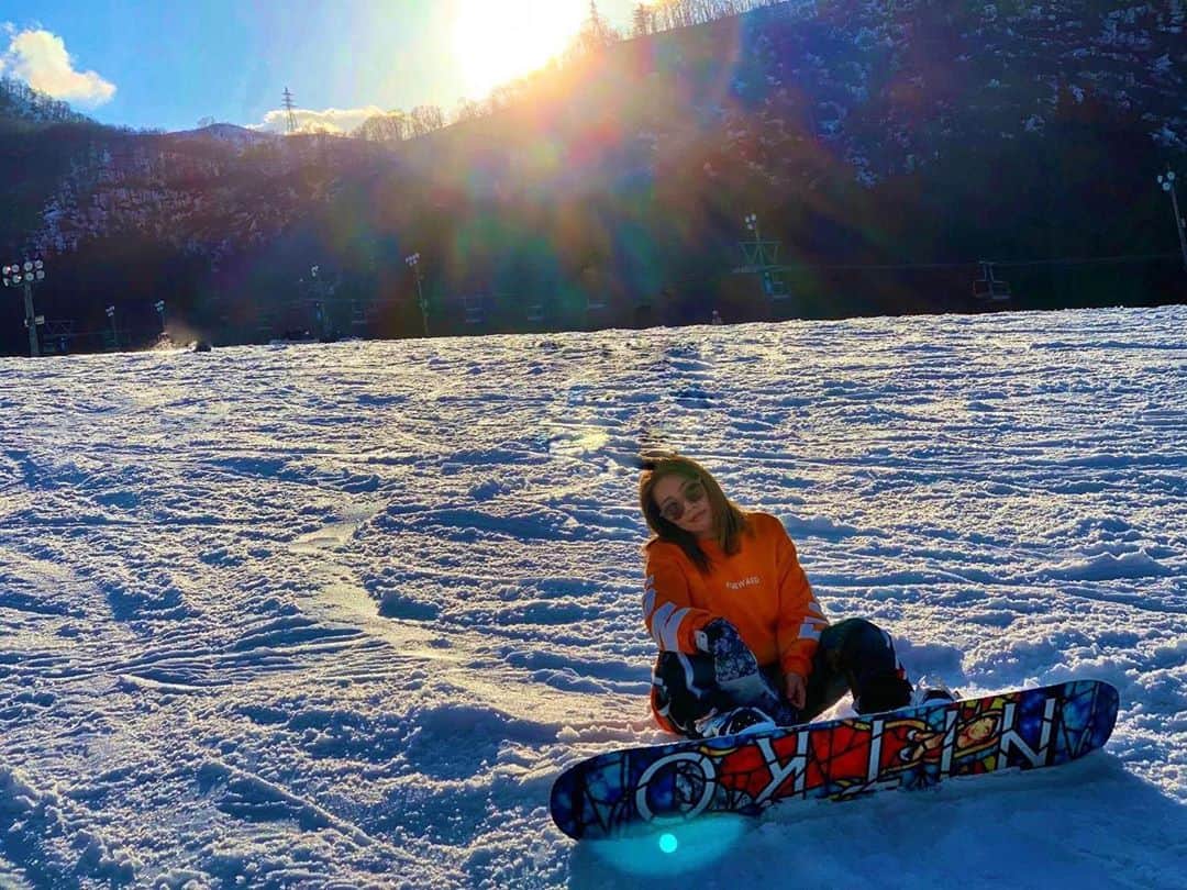 のインスタグラム：「🏂🏂🏂🏂 . みんなの投稿がシーズンインしてて まじで楽しそおすぎるッ🥺❤️ ． つっきのシーズンインは10日だよん👌 軽プリ行きまーーーー🥳💕💜 ． ウエアとかブーツとかバインとかなんも スノボの準備してなくてやばい🤣🔥 とりま晴れたらいいなー😆☀️🌈 ． 写真は去年の神立よ👻💙 ． ． #snow #snowboard #snowboarding #snowboarder #snowboardgirl #season #winter #wintersports #swag #awesome  #lol #japanesegirl #sunset  #nitro #winterstyle #スノボ #スノボ女子 #スノボー女子 #スノーボード #神立高原スキー場  #ジブ #グラトリ #フリーラン #キッカー #冬  #雪山 #今年は大雪になりますように #イケイケのイケ #すきすきのすき❤️ #2020インスタがんばる」