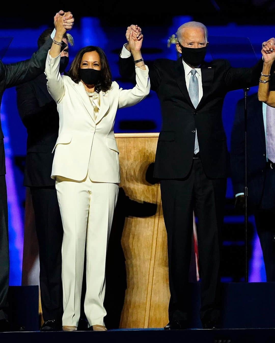 Just Jaredさんのインスタグラム写真 - (Just JaredInstagram)「President-elect @joebiden and Vice President-elect @kamalaharris (in @carolinaherrera) celebrated their victory with an event in Delaware on Saturday night, where they were joined by their families. Watch the speeches now on our site! #JoeBiden #KamalaHarris Photos: Getty」11月8日 18時44分 - justjared