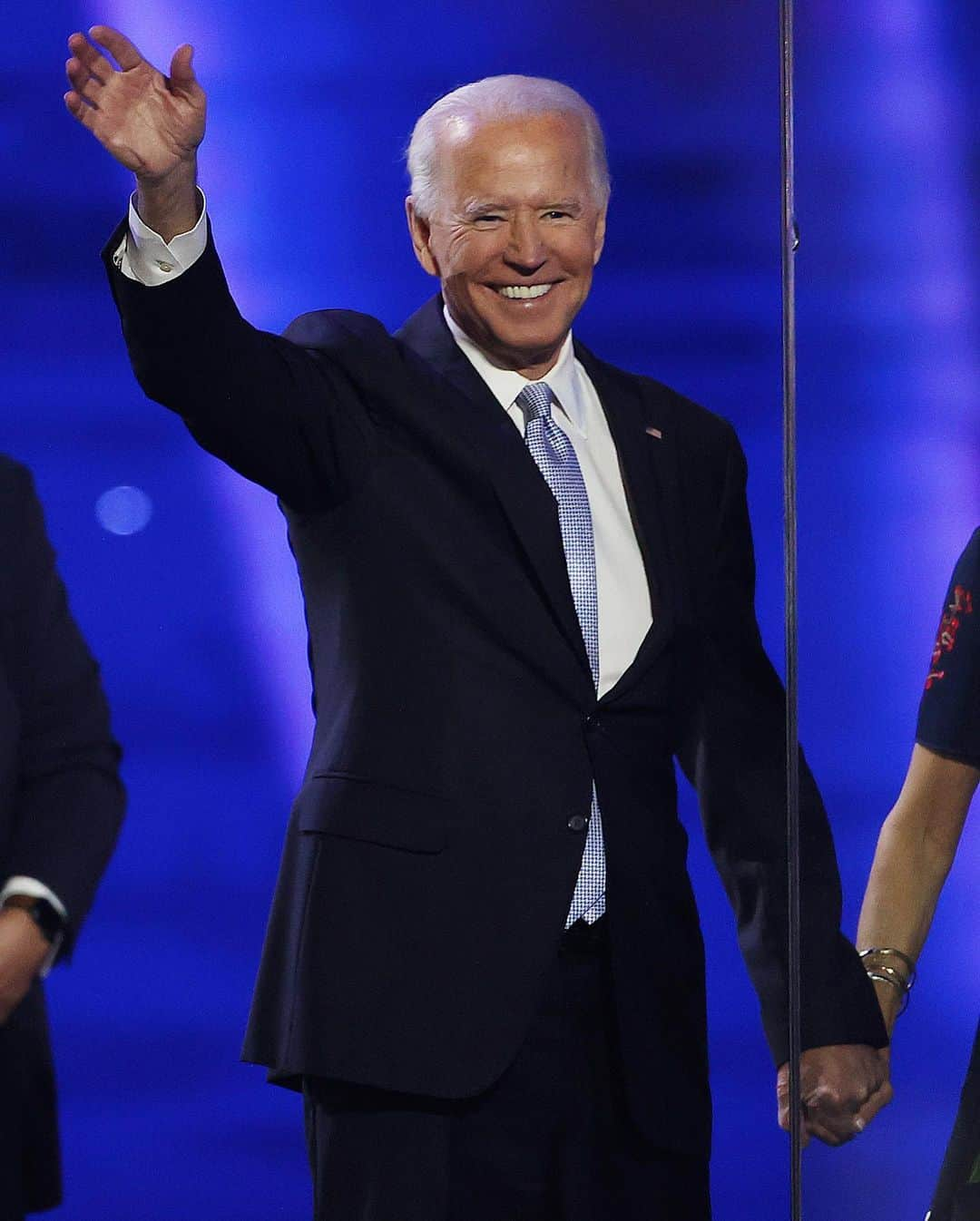 Just Jaredさんのインスタグラム写真 - (Just JaredInstagram)「President-elect @joebiden and Vice President-elect @kamalaharris (in @carolinaherrera) celebrated their victory with an event in Delaware on Saturday night, where they were joined by their families. Watch the speeches now on our site! #JoeBiden #KamalaHarris Photos: Getty」11月8日 18時44分 - justjared