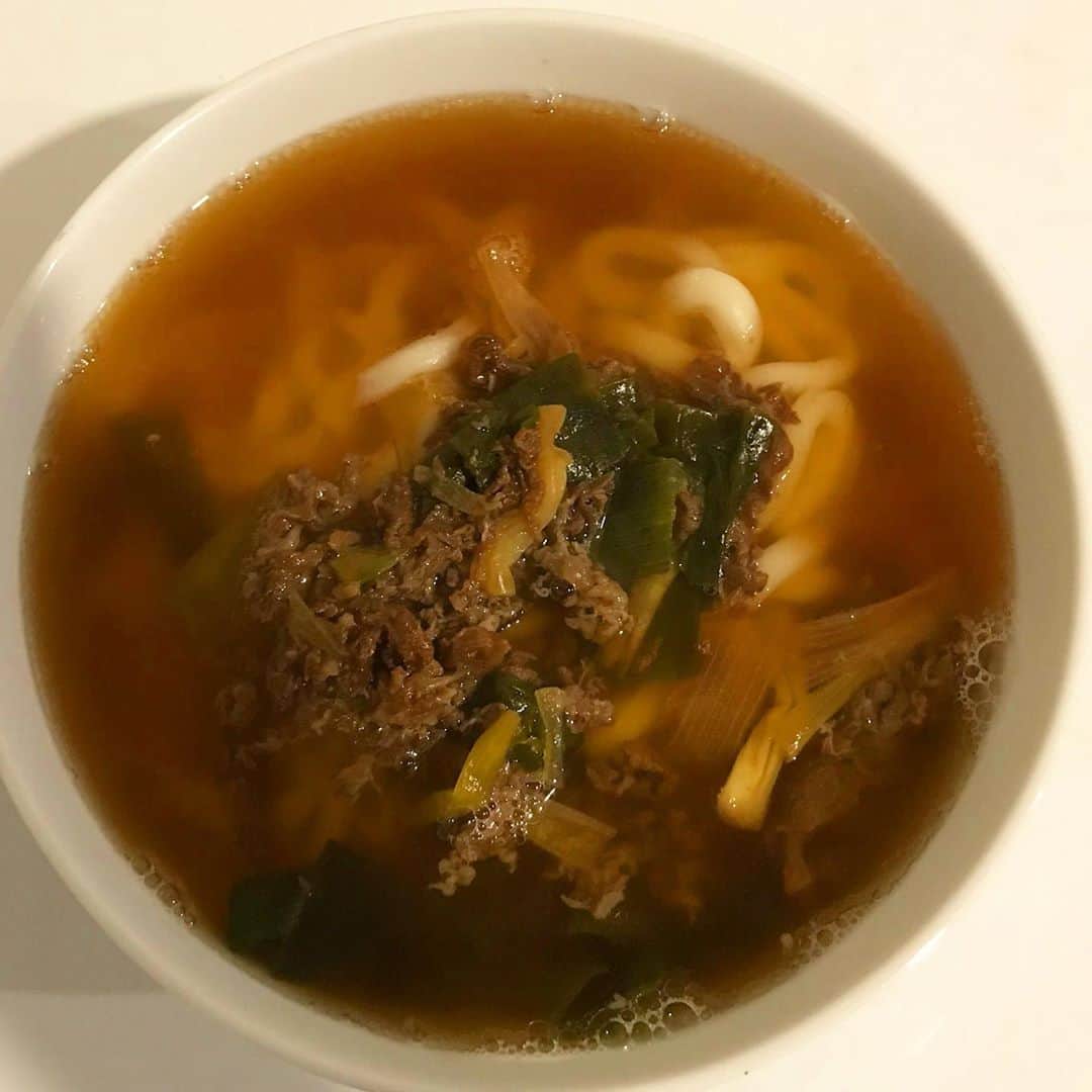 MOOMINのインスタグラム：「牧のうどん、 ゴリポンがお土産で持って来てくれたので お昼にいただきました。 美味しかったけど、 牧のうどんはやっぱりお店で食べたいね、 福岡もしばらく行けてないなぁ、 ゴリポンは今夜、宜野湾の音箱で回します。 自分も参戦しに行きますので是非皆様も遊びに来てください！  #牧のうどん」