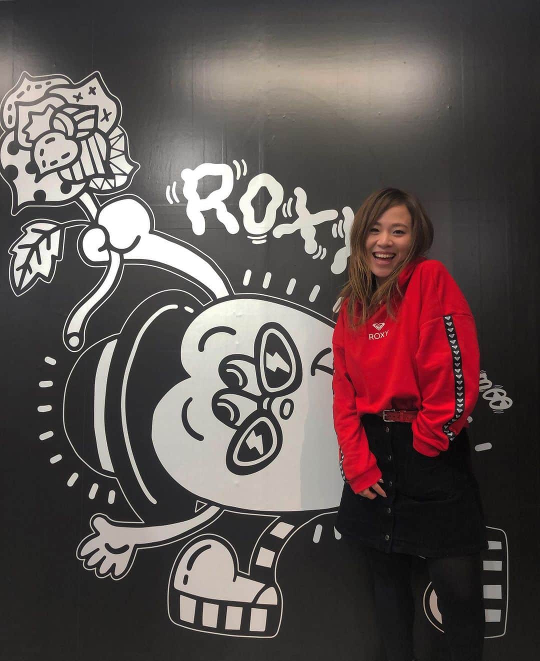 hoshinofumikaのインスタグラム：「今シーズンは ROXYとイラストレーター @yukachocomoo さんとのコラボウエアが発売されてます💜❤️🖤🌛 みんな店頭で見つけてくれたかな？😍 クールポップで元気もらえるデザインだよ🖌🖤 全国のムラサキスポーツでチェックしてみてね✔️😍👗🏂 . . #roxysnow #roxyjapan #chocomo #スノーボード　#スノボ　#スノーボードウエア　#スノボ女子」