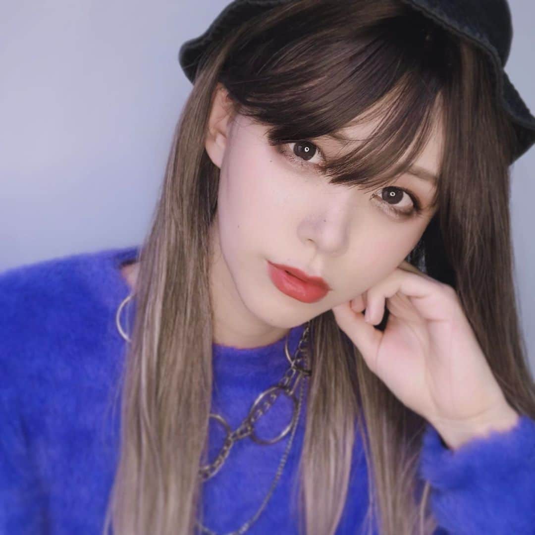 のインスタグラム：「令和の顔の盛り方🌈 . ††††††††††† Tokyo  GAL style 2 🗼🇯🇵🌈 ††††††††††† #ポートレート  #ladyboy #ニューハーフ  #transgender #transwoman  #transsexual #transgirl #beautygram #pride🌈  #kawaiigirl #queer #tgirl #lgbtq  #ロングヘア　#モード　 #雰囲気好きな人いいね  #美男美女と繋がりたい #ギャル　#gal」
