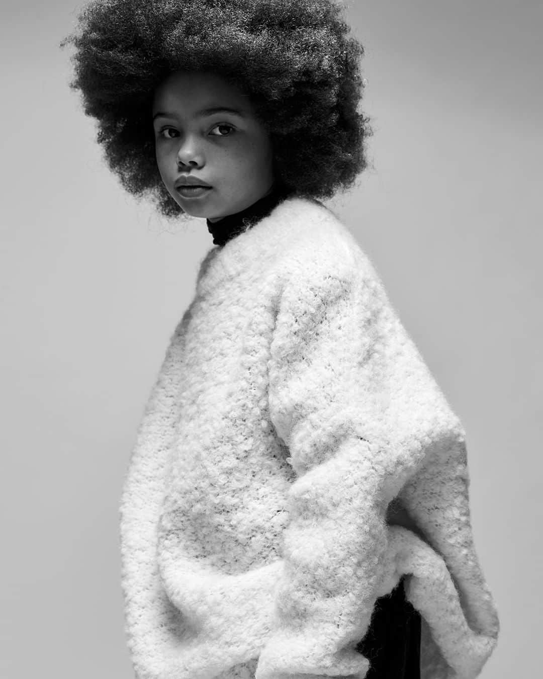 アメリカンビンテージのインスタグラム：「Textured, fluffy knitwear goes retro, while a bouclette finish adds a frothy softness to silhouettes. ☁️ ___ #AmericanVintage #FW20 #womenswear」