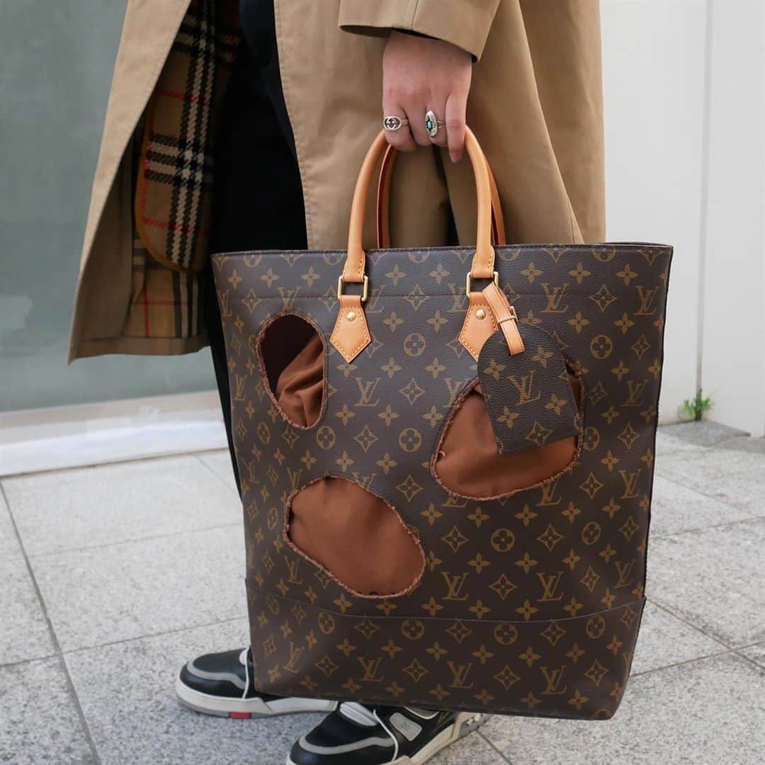 Vintage Brand Boutique AMOREさんのインスタグラム写真 - (Vintage Brand Boutique AMOREInstagram)「Louis Vuitton x Rei Kawakubo “Bag with Holes”  📌This item is not available on our website, please send us a direct massage to purchase.  ✈️Free Shipping Worldwide 📩DM for more info and pricing  ➡️info@amorevintagetokyo.com   #ヴィンテージ #グッチ#ヴィンテージブランドブティック #アモーレ #アモーレトーキョー #表参道 #東京 #青山」11月8日 18時57分 - amore_tokyo