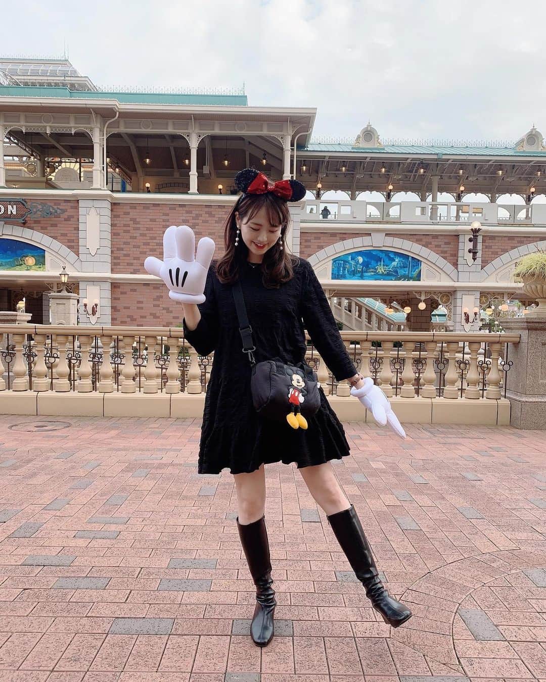 SHIHORINのインスタグラム：「𓂃𓂂𓇸  久しぶりに舞浜へ❤︎ インしてないけどボンボでお買い物してきた🥺🛍 早くインしたい〜〜🎄🧣  このミッキーのbag可愛くない？🤍 足がぷらぷらしてるの🤣💕  あと最近探し求めてた形のロングブーツgetした👢 足細く見えるし、全然疲れないの✨ @holidayandholiday_official   #shihorin__disney #disney #disneycode #blackcode #tokyodisneyland #tokyodisneyresort  #holidayandholiday #zara #ディズニー　#ファッション #コーデ #ディズニーコーデ #ザラ #ザラジョ #ブラックコーデ #スパンコールカチューシャ #ミニーカチューシャ #ロングブーツ」