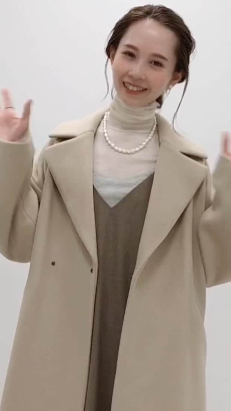 はれこのインスタグラム：「動画は手を振る動作をしがち🥰笑 今年も白っぽいアウターが欲しいな🥛♡ . このコートは、 どちらもIENAで人気のMANTECOシリーズです🐣🍰 . #iena #イエナ #baycrews #ベイクルーズ」