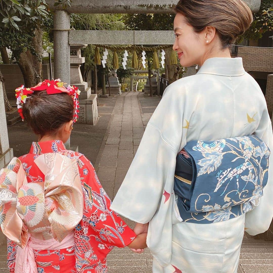 黒木なつみさんのインスタグラム写真 - (黒木なつみInstagram)「娘の七五三は祖母が残してくれた﻿ 綺麗な鶴模様の淡いブルーのお着物を😇💠✨﻿ ﻿ 昔の人は頻繁にお着物着てたの凄いな〜と。。。 苦しすぎて疲れが半端なかったです🙄✨﻿ ﻿ #七五三 #日本髪#お着物﻿ #娘のは姉も私もきたお着物﻿ #japanesetraditional#style﻿ #kimono#次は20歳か🙂♥️ #インカメだから逆に見えるよ👘 #安心してください#左上で着てます♡」11月8日 18時59分 - natsumi0086